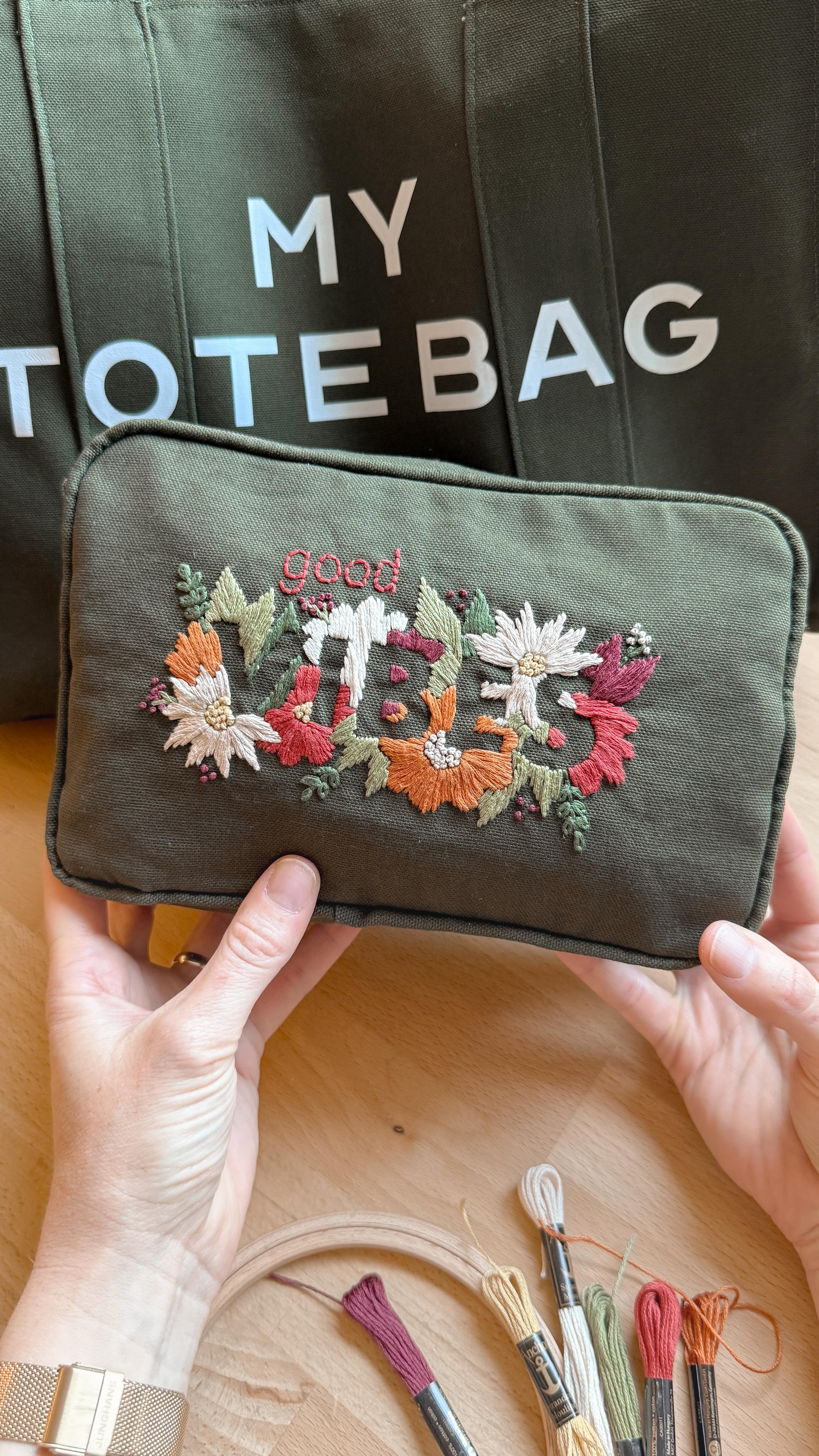 Hallo kleine Lola 💐
Ich habe mir vor kurzem die #totebagemma von @bara_studio genäht und hatte aus dem DIY-Paket noch ein bisschen Stoff übrig. Aus dem Rest habe ich mir die #kosmetiktaschelola gezaubert. Die Tasche eignet sich ganz hervorragend als Fläche zum besticken. Also habe ich mir meine Vorlage auf Solufix ausgedruckt und direkt losgestickt. 🪡Das Endergebnis ist mega schön geworden!
Wenn ihr lieber Freihand mit der Nähmaschine sticken wollt, solltet ihr unbedingt mal bei @radiokopf_handmade vorbeischauen. Die hat auch eine richtig coole Version der Lola gemacht.
Kommentiere mit dem Stichwort LOLA und ich schicke dir die Links für die Stickvorlage, das Schnittmuster und das Material. * Affilate
Unbezahlte Werbung @bara_studio @vlieseline
#stickenlernen #stickenleichtgemacht #kosmetiktaschenähen