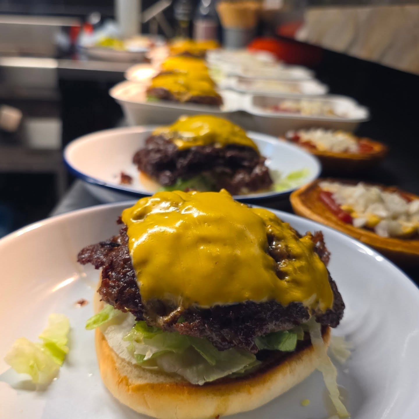 Lined up. Locked in. About to drop.
Each smash burger, made to wreck hunger — one bite at a time.
Who’s next?
.
.
#pattynbun_burgers #maastrichtfood #smashburger #burgerlovers #burgersofinstagram
#foodieNL #eteninmaastricht #foodporn #maastrichtrestaurant #lunchmaastricht
#briochebun #frieslover #burgertime #localfoodspot #maastrichteten