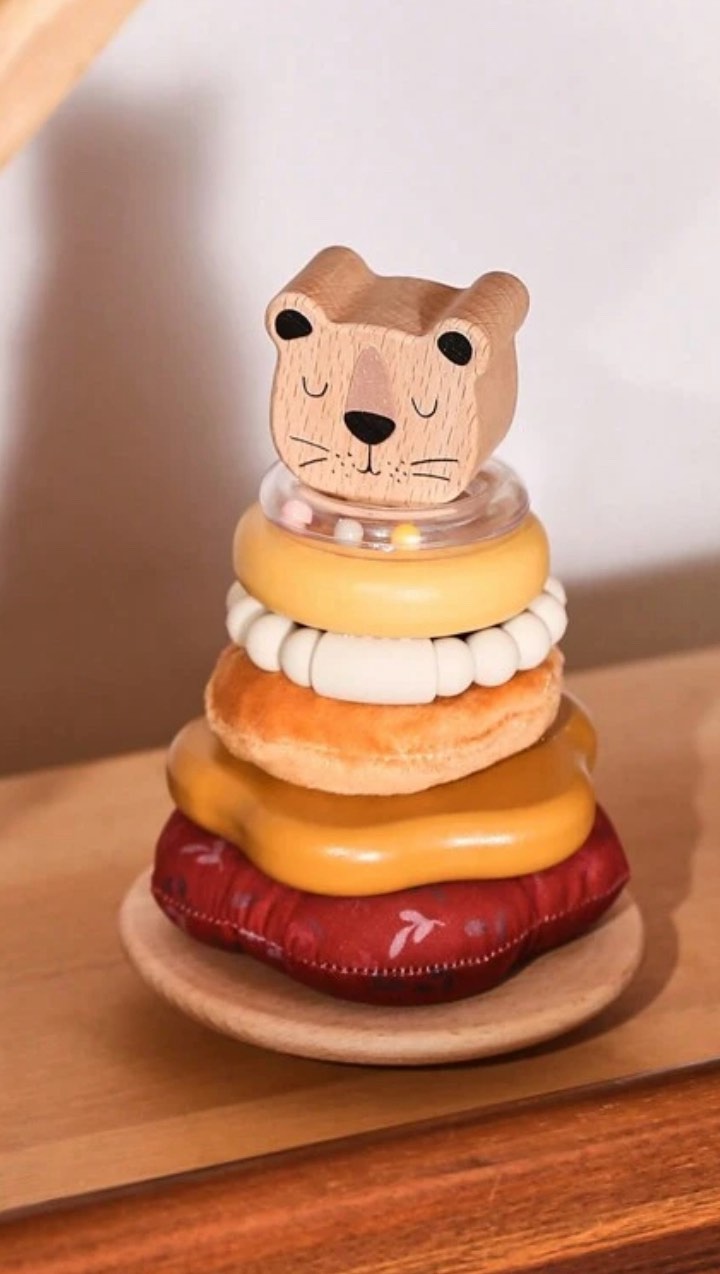 Cuando jugar se convierte en magia ✨
Nuestra nueva torre sensorial de leoncito 🦁 llegó para robar suspiros (y sonrisas de tu bebé 👶).
Anillos suaves, texturas distintas, soniditos curiosos 🎶 y una carita de león que da ganas de apapachar 🧡
Perfecta para esos momentos de descubrimiento, coordinación y diversión sin parar 🎉
Y sí… también se ve divina en su habitación 🛏️
¿Ya la viste en acción?
🛒 Disponible en www.kailu.mx
#DescubreConKailú #JuguetesQueEnamoran #TorreSensorial #MamáFelizBebéFeliz