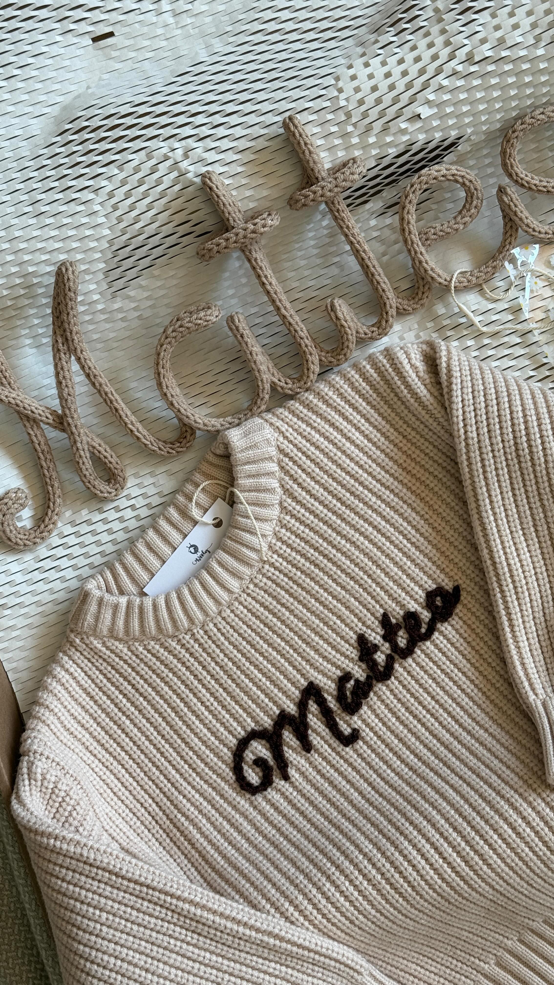 Někdy stačí maličkost… a z obyčejného dárku se stane vzpomínka na celý život.✨
Ručně vyšitý svetr se jménem a něžná personalizovaná dekorace do pokojíčku – dvě věci, které v sobě nesou lásku, péči a jedinečnost. 💛
Pro miminko. Pro maminku.
Tvořeno s láskou ke každému jménu 🫶🏻