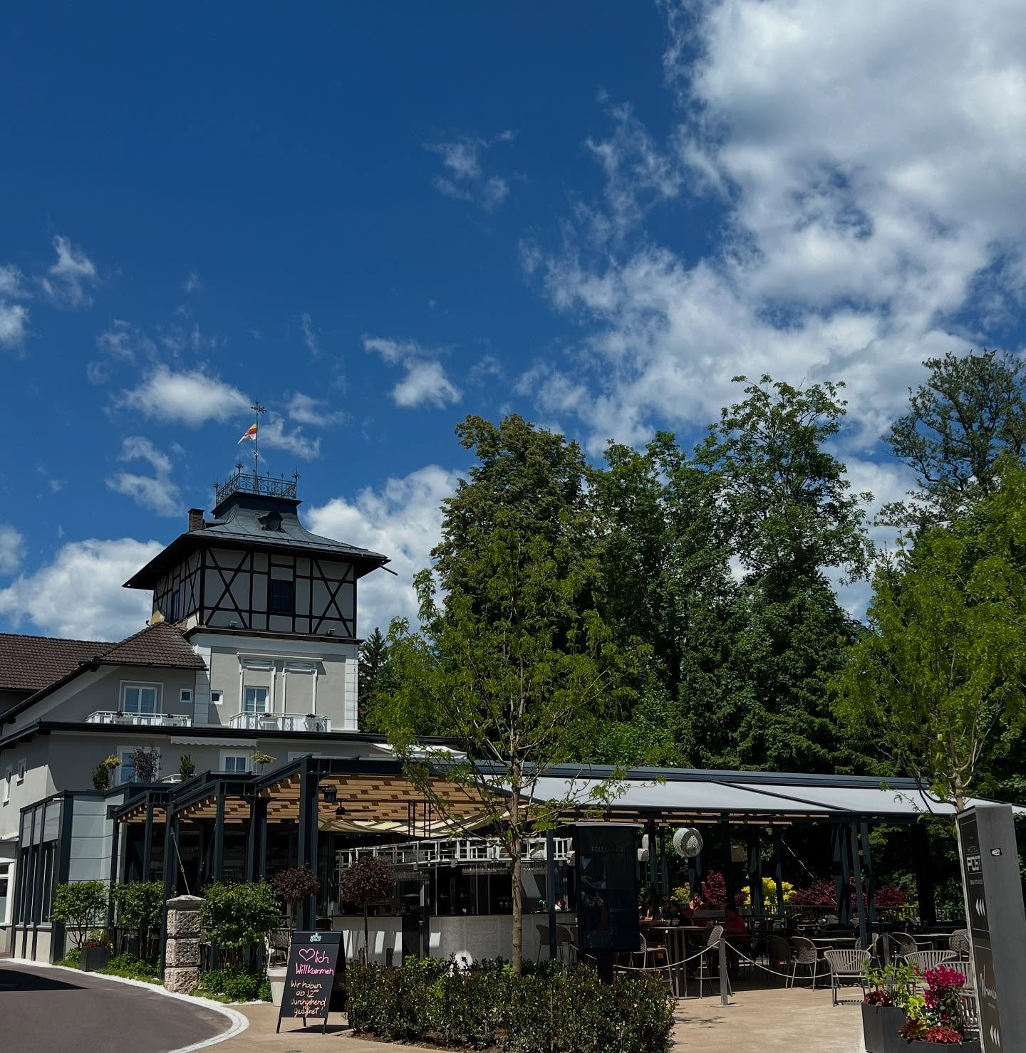 Happy Montag! Optimales Wetter um unsere neue Terrasse zu genießen… ☀️ Wir sind bis 21 Uhr durchgehend für euch da… ☺️