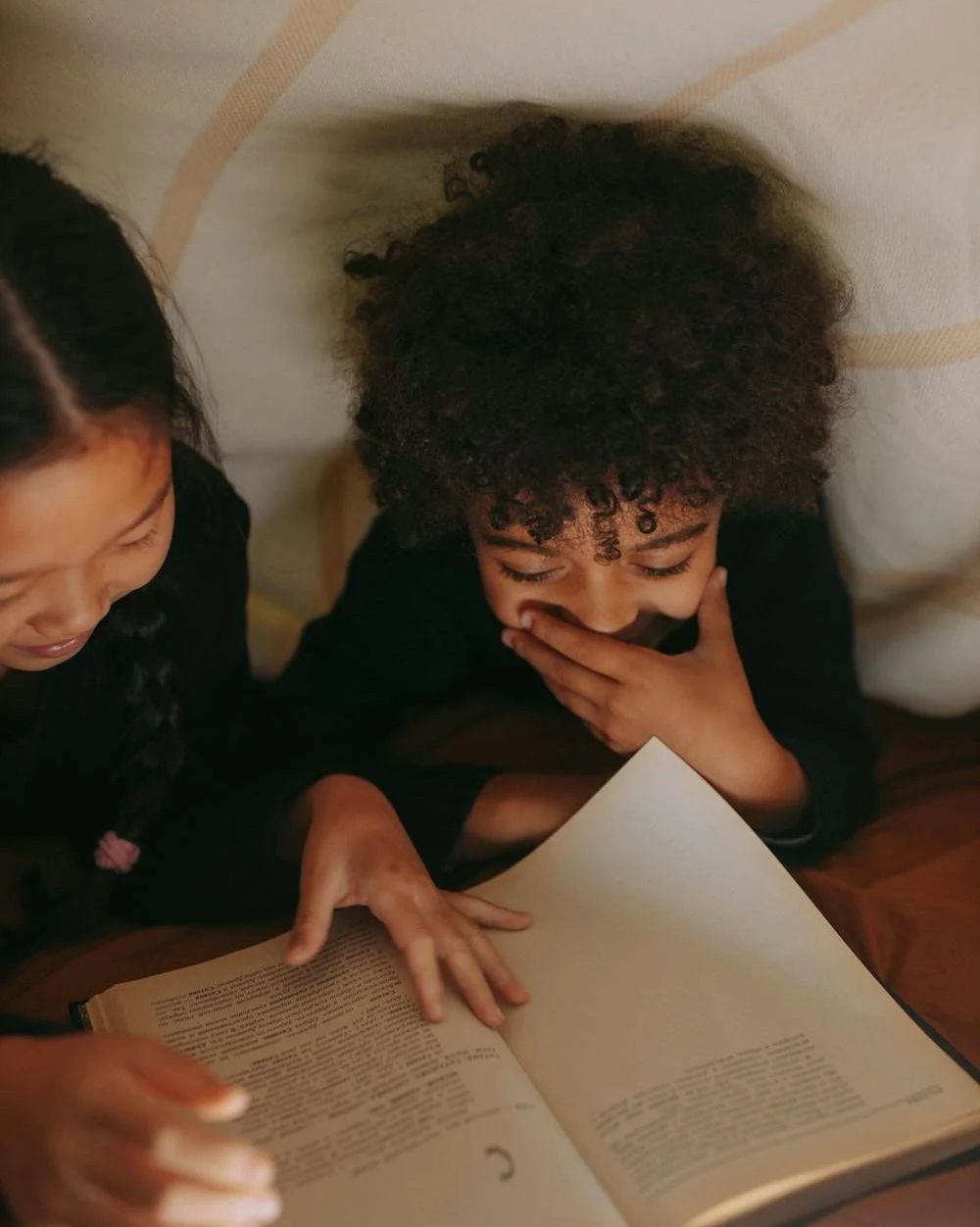 🌝 Tips voor bedtijd
Een fijne bedtijdroutine geeft kinderen structuur en veiligheid, helpt om rustig in slaap te vallen én versterkt jullie band. 💛
Hier enkele liefdevolle tips voor een rustgevende & verbindende afsluiting van de dag:
🌙 Magische voetjesmassage
Gebruik een beetje amandelolie met een druppeltje lavendel en masseer zachtjes de voetjes van je kind. Dit helpt om spanning los te laten, zorgt voor een liefdevol contact tussen ouder & kind en bevordert een diepe slaap. 🌿💆♂️
📖 Rustgevend verhaal of visualisatie
Vertel een droomreisverhaaltje waarin je kind op een wolk zweeft of door een magisch bos wandelt. Dit helpt hun fantasie en geeft een kalmerend gevoel. ✨🌳
🎵 Zachte muziek & ademhalingsoefeningen
Zet rustgevende muziek of natuurgeluiden op (zoals kabbelend water of fluitende vogels). Doe samen een simpele ademhalingsoefening: inademen door de neus & zachtjes uitademen door de neus 🌬️
💦 Warm bad met magnesiumvlokken
Een lauw bad met een schepje magnesiumvlokken (héél goed voor spierontspanning!) helpt om het lichaam te ontspannen en bevordert een diepe slaap. Voeg een paar druppels kamille- of lavendelolie toe voor extra kalmte. 🛁🫧
🤲 Dankbaarheid
Vraag voor het slapengaan waar jouw kind dankbaar voor is vandaag en wat hun mooiste droom zou zijn voor vannacht. Deel ook jouw dankbaarheid! Dit helpt om met een positief gevoel in slaap te vallen. 💫💖
#ouderkindcoach #slaapritueel #bewustopvoeden #verbindendouderschap #magischemomenten