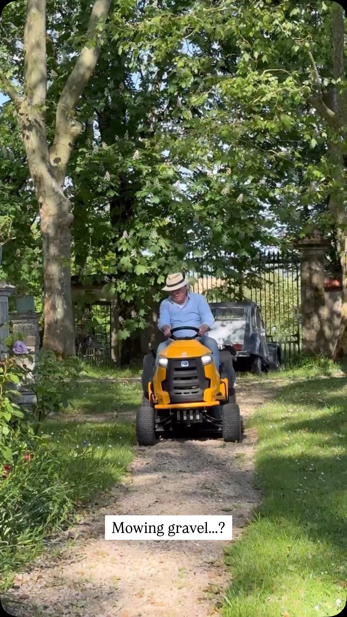 Knisperende grindpaden rond het huis zijn prettig om over te wandelen en horen wel bij zo’n Frans château. Maar oh jee, dat ‘onkruid’. Worteldoek, spuiten met ecologische middeltjes en plukken tot onze handen zeer deden, niets had het gewenste effect. Maar nu is er dan deze supersonische, milieuvriendelijke grindmachine die de paden schoon schraapt. Dat wordt weer genieten van grind zoals het hoort, lekker stenig en niet groen. Slimme uitvindjng van Cyrix. 🤩
Les chemins de gravier crépitants autour de la maison sont agréables à parcourir et font partie d’un tel château français. Mais oh là là, cette « mauvaise herbe ». Toile de racine, désherbants écologiques et cueillette jusqu’à ce que nos mains nous aient mal, rien n’a eu l’effet souhaité. Mais maintenant, il y a cette machine de gravier supersonique et respectueuse de l’environnement qui gratte les sentiers. Ce sera à nouveau qu’on peut profiter du gravier comme il se doit, agréablement racheux et non vert. Invention intelligente de Cyrix.🤩
#gravier #jardinageécologique #chambresdhôtesdecharme #landscapegardening #ecolifestyle #ohlechateau #beaujardin #groenevingers #stoeretuinman #boutiquehotel