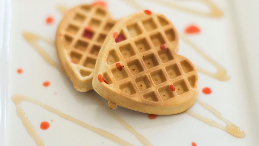 A smile is the best thing your spouse can wear! Discover the little things that mean everything to your relationship. Link in Bio #Love #Happiness #RelationshipGoals