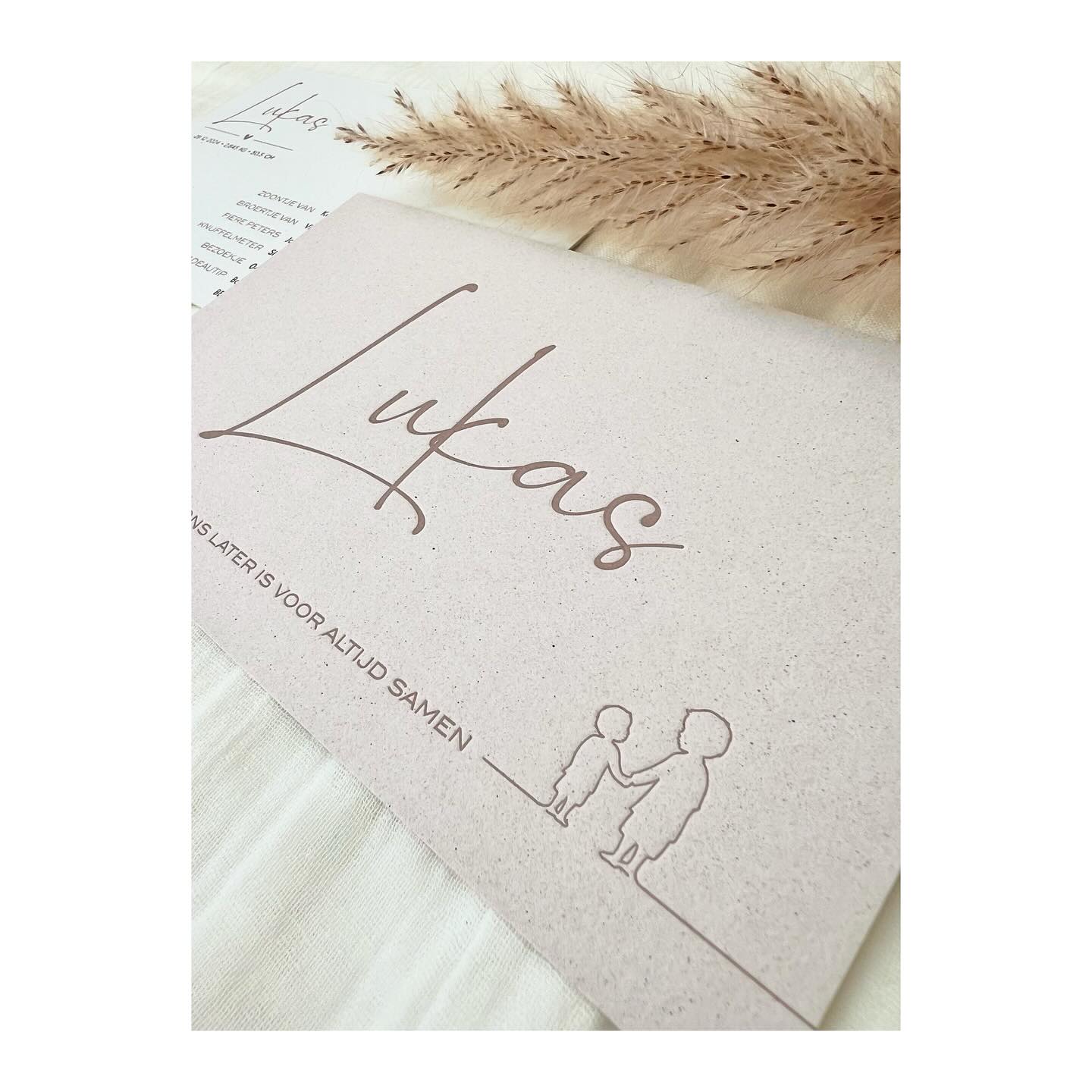 Welkom Lukas 🤎 al ons later is voor altijd samen.
Een letterpress kaartje op een stevig beige papier met spikkeltje 🤎
.
.
#geboortekaart #geboortekaartje #geboortekaartjes #baby #studioflo #drukwerk #letterpress #diepdruk #letterpessgeboortekaartje #babyontheway #babyboy #zwanger2025 #itsaboy #zwanger #20wekenzwanger #mommytobe #studioflo #eenvoud #eenvoudigkaartje #minimalistisch #ontwerp #grafischontwerp #doopsuiker #suikerbonen #birthannouncement #cartedenaissance #graphicdesign #drukwerk