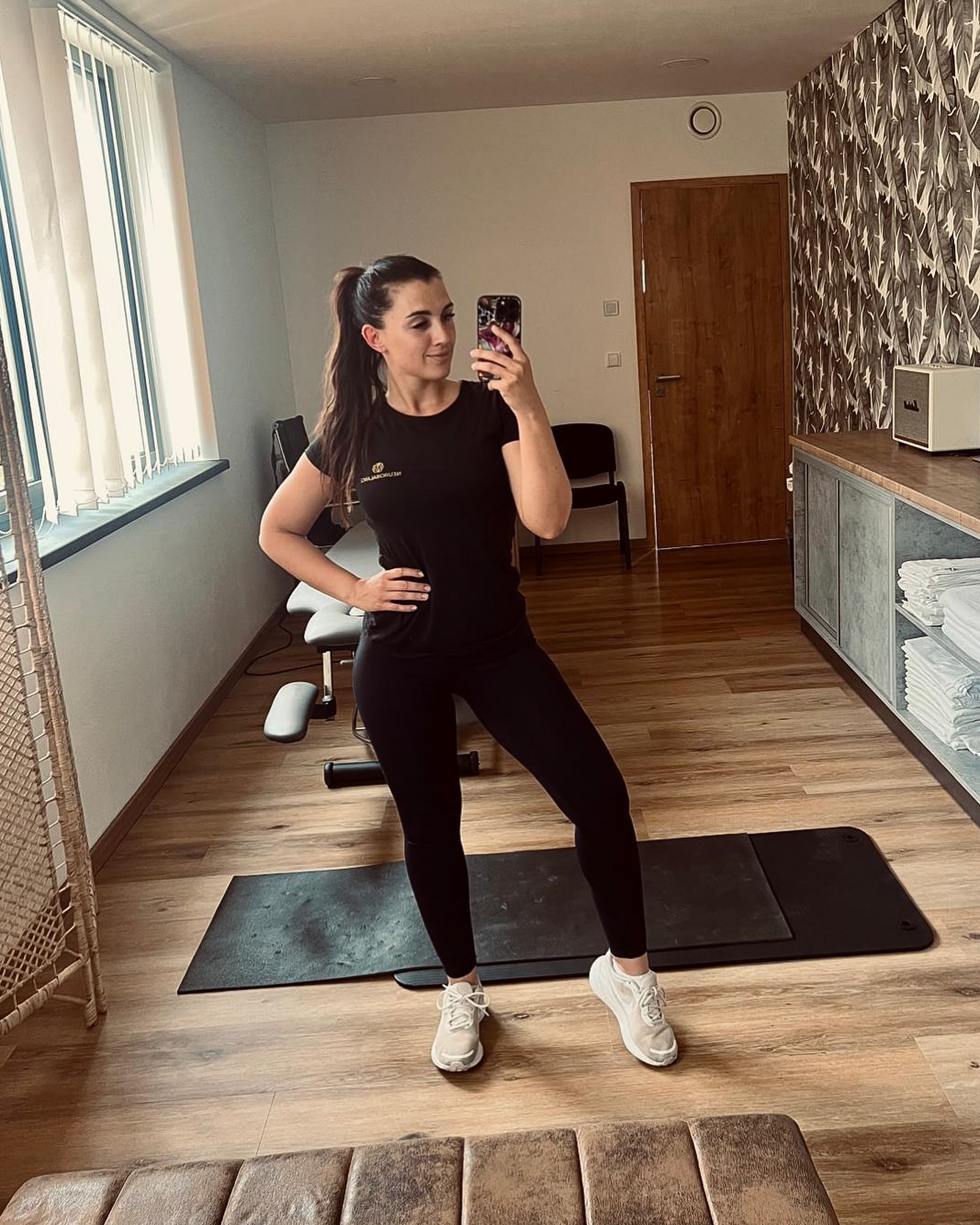 🤔 Co tě bolí víc, tvoje záda nebo pondělní vstávání?
Klid 😎
Máme totiž skvělou zprávu – Kristýna teď masíruje a rovná i v Praze! Nenech to dojít až k migrénám a radši se k ní objednej na kontrolu 🔎 a odstranění bolesti!
Bude se na tebe těšit v pondělí dopolko ve @skyfitness.club ❤️
Objednání jako vždy - přes odkaz v biu nebo DM 📩