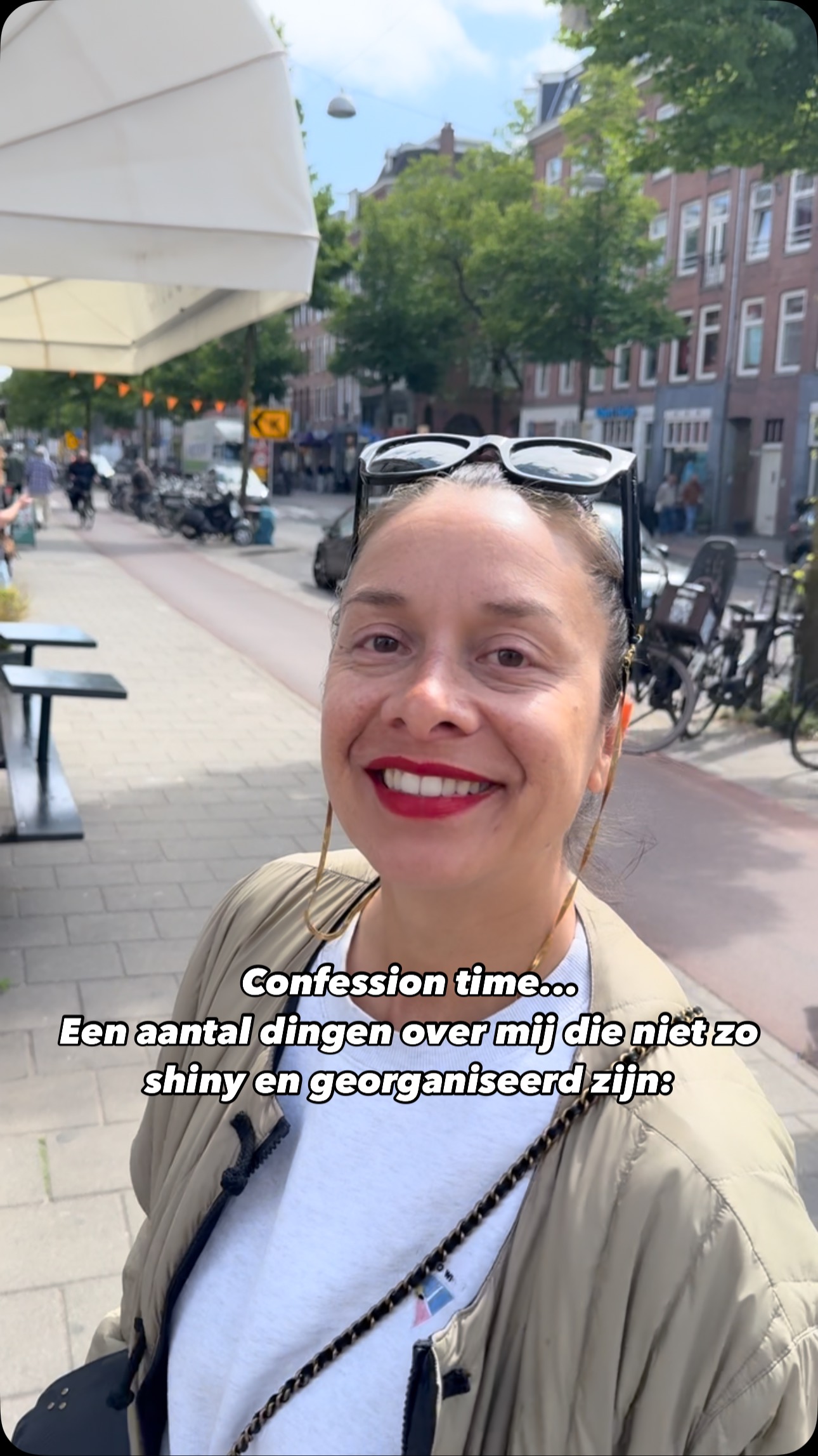 1. Mijn eigen verzameldrang en niet kunnen loslaten, heeft tijdens het opruimen van mijn huis ertoe geleid dat ik een tweedehands winkel ben gestart met mijn eigen kleding, waardoor ik in plaats van opruim coach te worden eerst twee jaar in de winkel stond.
2. Ik heb soms moeite met vrienden en relaties. Ik vind het moeilijk om ze te onderhouden.
3. Mijn perfectionisme staat me vaak in de weg. ‘Het’ kan altijd beter, sneller en groter, waardoor ik eerder blokkeer dan dat er daadwerkelijk iets wordt bereikt.
4. Jarenlang ben ik niet naar de bioscoop gegaan, omdat ik een fobie heb voor muizen. Is er een muis in huis? Dan functioneer ik niet.
5. Ik kan heel veel praten, maar tegelijk weinig over mezelf loslaten. Best bizar voor een opruimcoach die binnen 10 minuten tot hele diepe gesprekken kan komen.
6. Het lukt me al die jaren nog steeds niet om consistent te sporten. Zelfs niet nadat ik 3x door mijn rug ben gegaan en mijn knieën beginnen te kraken. 1x per week trainen met een PT’er is al een grote stap voor mij.
7. Heb lange tijd gekampt met smetvrees, waardoor slapen in een hotel of elders een nachtmerrie was. Opruim coaching heeft me hierbij 100% geholpen. Toch kan ik niet in elk huis werken.
8. Ik heb 30K gestoken in een coachingstraject van een jaar om o.a. een gezonde relatie met geld te creëren. Het traject heeft ertoe geleid dat ik vandaag de dag ondernemer kan zijn, zonder in de stress te raken als het niet gaat zoals ik verwacht.
9. Ik vind ruimtes met veel mensen overweldigend, waardoor ik zelden naar een concert ga en het liefste alleen werk.
Oef voor nu wel even genoeg. Herken jij er één of heb je een 10e confession van jou om aan te vullen?
#ondernemer #rust #overzicht #opruimcoach #moeder #professionalorganizer #mariekondo