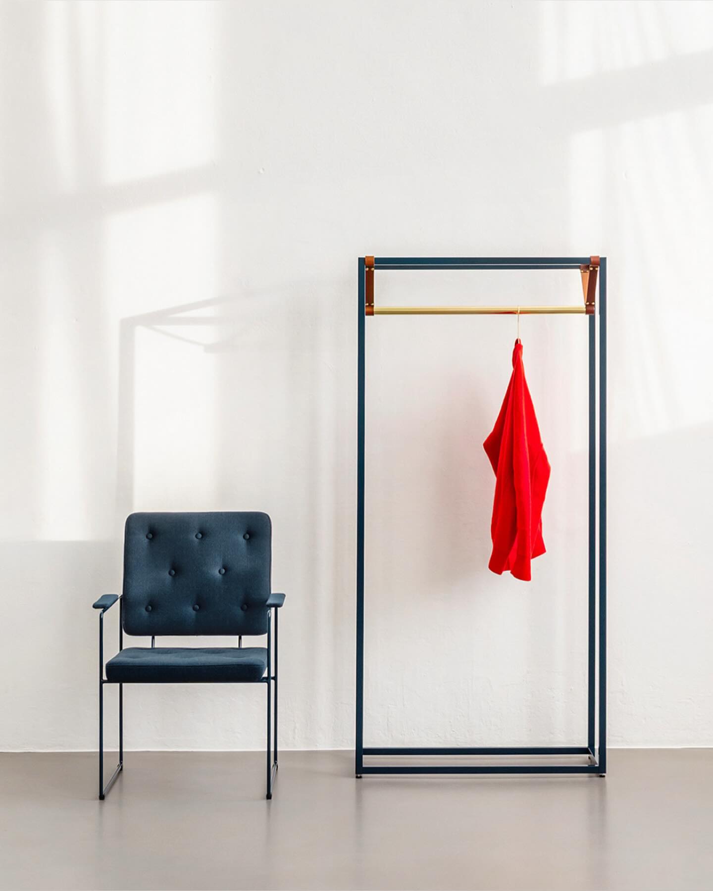 LESS MESS 85 WARDROBE WITH SWELL TIME ARMCHAIR
LESS MESS combines the functions of a clothes rail and wardrobe and puts the clothes in a threedimensional frame. Metal bars, arranged strictly at right angles, contrast deliberately with soft leather straps that suspend the brass clothes rail.
W85cm x D40cm x H175cm