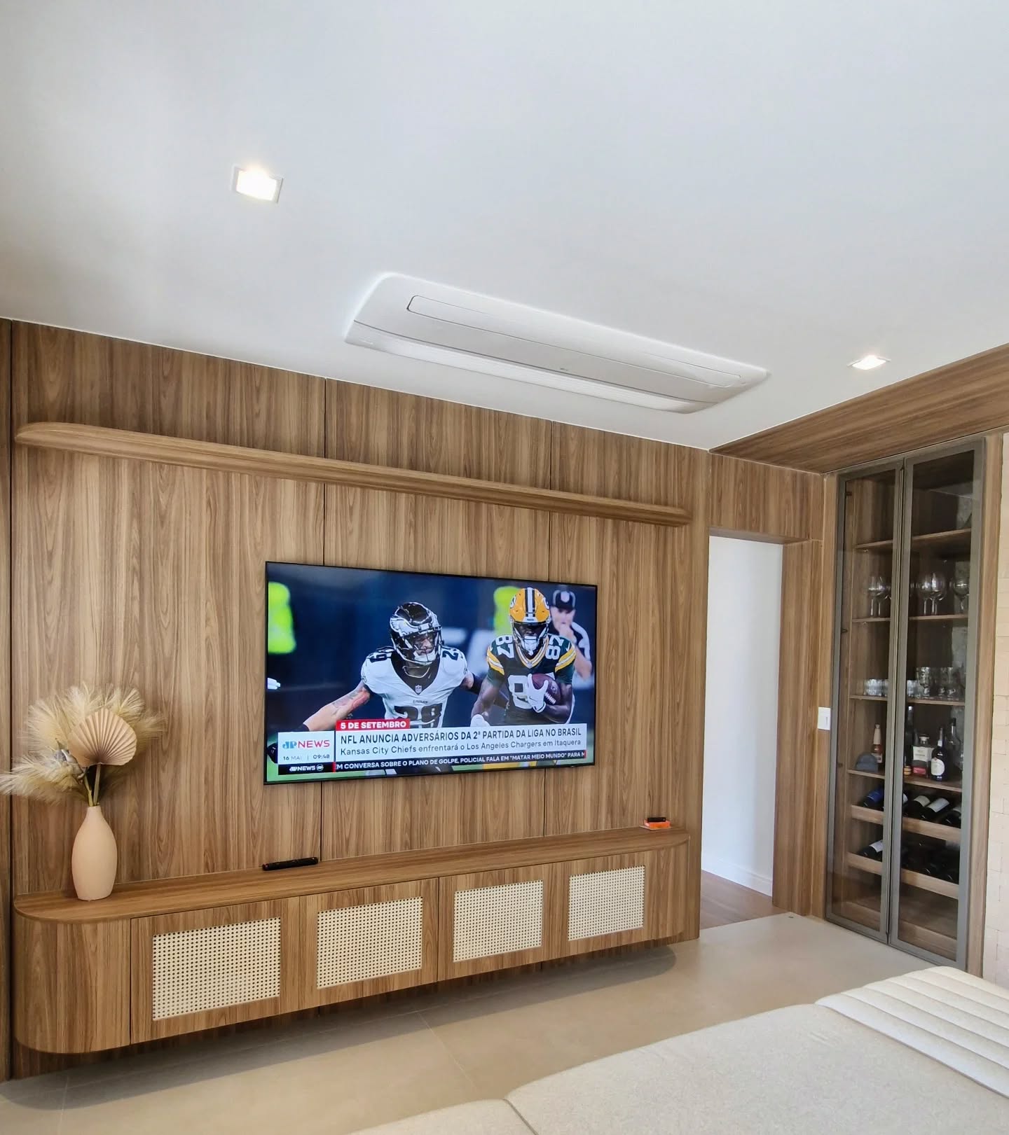 Sofisticação que se integra ao seu estilo de vida.
Este projeto da Innovafatto revela o equilíbrio perfeito entre design contemporâneo e funcionalidade.
O painel em madeira cria um ambiente acolhedor, enquanto o mobiliário com acabamento em palhinha traz leveza e elegância.
Cada detalhe é pensado para transformar seu espaço em um verdadeiro refúgio de bem-estar.
Você sonha, a gente planeja.
#Innovafatto #MóveisPlanejados #DesignDeInteriores #AmbientePremium #EstiloEConforto #DetalhesQueEncantam #ArquiteturaInterior