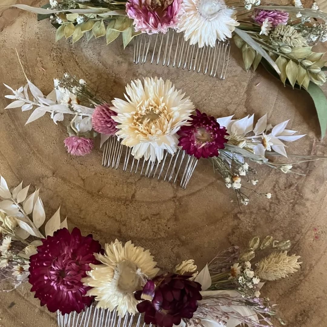 Dried Flower Combs now avaible in online store.
#driedflowerhairaccessories
#festivalvibes