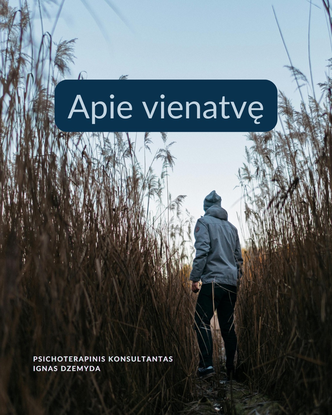 Apie vienatvę
Vienatvė įtraukia į užburtą ratą: kuo labiau atsitraukiame nuo kitų, tuo sunkiau tampa užmegzti ryšį su kitais.
Turbūt reikia atsakyti:
Ar gali būti, kad vienatvė yra mūsų pasirinkimas?
Kas iš tikrųjų vyksta su mumis?
Ir ką galime dėl to padaryti?
Tavo smegenys nesukurtos vienatvei. Mūsų smegenys skirtos gyventi bendruomenėse. Prieraišumo teorija sako, kad jau gimę mes mokame kurti saugius ir šiltus santykius su kitais. Tačiau vienatvė yra ne tik jausmas. Ji veikia ir mūsų smegenis, ir elgesį. Kuo labiau jaučiamės vieniši, tuo labiau užsidarome. Pradedame nepasitikėti kitais, bijome atsiverti. Ir taip su laiku mums tampa vis sunkiau su kažkuo bendrauti.
Trys mažos, bet veiksmingos praktikos:
1. Mikrosąsajos. Ryšiui nereikia ilgų pokalbių. Užtenka mažų gestų: trumpos žinutės, komplimento praeinant, akimirkai stabtelti išklausyti. Tokie mikro-veiksmai pažadina mūsų vidinius ryšio mechanizmus ir kuria saugumą.
2. Susikurk „trečiąją vietą“. Sociologas Ray Oldenburg siūlo rasti „trečiąją vietą“ – erdvę už namų ir darbo, kur gimsta bendruomenė. Eik į tą pačią kavinę kas savaitę. Prisijunk prie klubo. Susikurk tradiciją su kitais – vakarienę ar žaidimų vakarą. Tai ne networkingas, tai tikros bendruomenės kūrimas.
3. Tiesiog būk kartu. Pagal polivagalinę teoriją, nervų sistema nenusiramina viena.
Pagal ją, bendrumo jausmui reikia bendros emocinės būsenos. 10 minučių tyloje su kitu žmogumi. Eik pasivaikščioti su kitu. Tiesiog sėdėk greta. Nebūtina nieko spręsti. Kartais pakanka būti kartu.
Ką daryti?
Ryšys su kitais ne prabanga, tai būtinybė. Svarbu nemalšinti ilgesio. Nesirinkti pakaitalų vietoj tikro buvimo su kitu. Vaistas vienatvei - akių kontaktas. Tikras klausimas. Tikras atsakymas. Leisk kitam bent truputį priartėti.
Nepamirškite pasirūpinti savimi!
#psichologija #psichoterapija
#savespazinimas #psichologas #emocinesveikata #psichologinepagalba #savirefleksija #terapija #psichinesveikata #meditacija #gyvenimokokybė #asmeninisaugimas #augimas