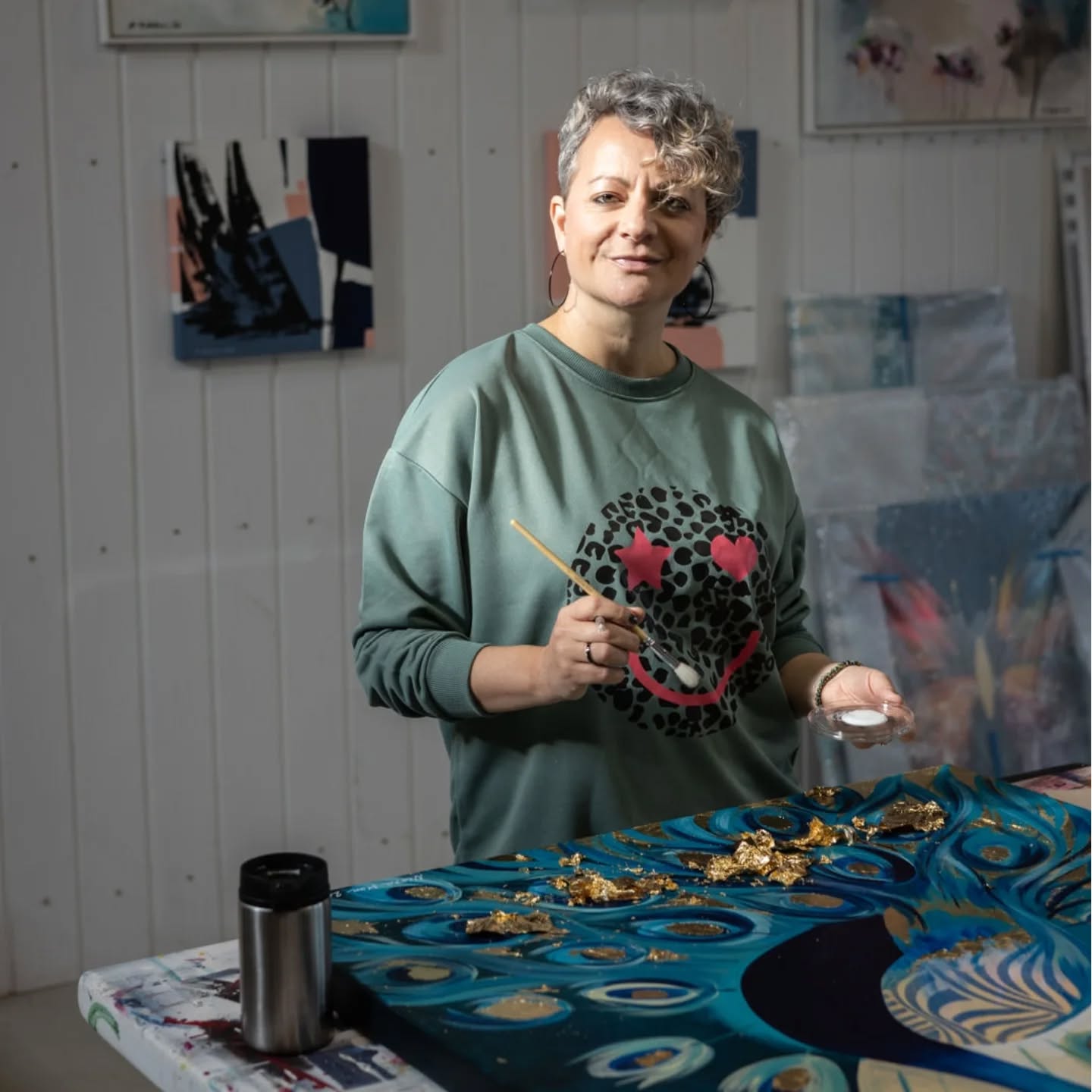 🦋✨ Von der Suche zur Klarheit – mein Weg zurück zur Kunst
Lange Zeit wusste ich nicht, wohin ich als Künstlerin gehöre.
Ich habe vieles ausprobiert, bin immer wieder losgelaufen, stehen geblieben, neu begonnen. Kein klarer Stil, kein festes Ziel – nur das Gefühl, dass da etwas in mir ist, das Ausdruck sucht.
Meine Erkrankung im letzten Jahr hat mich schließlich gezwungen, still zu werden. Hinzuschauen. Mich zu fragen: Was ist mir wirklich wichtig?
Und plötzlich wurde so vieles klar. Die Themen, die mich seit jeher begleiten – persönliches Wachstum, innere Kraft, die Sehnsucht nach Entfaltung – sie wurden zu meinem Wegweiser.
Heute fließt all das in meine Kunst. In Motive, die für Stärke und Würde stehen. In majestätische Tiere, die uns an unsere eigene Tiefe erinnern. In Bilder, die nicht nur schön sein wollen, sondern echt.
Danke @claudi.ja.kern für dieses besondere Bild von mir – es fängt nicht nur mich, sondern auch meinen neuen Weg ein. 💫
#neonamareart #kunstmitseele #persönlicheswachstum #entfaltung #neuanfang #künstlerinnenleben #spirituellekunst