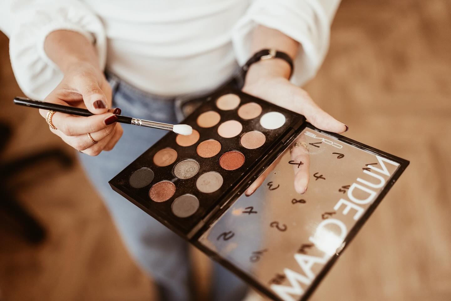 ✨💖 Zarte Töne, weiche Übergänge – jede Braut verdient einen Look, der ihre natürliche Schönheit unterstreicht. ✨💄
📸 @miriam.making.memories
#Brautstyling #SoftGlam #makeupartist#brautstylingchiemgau #mariasfrisurenwerkstatt#weddingvibes#gettingready