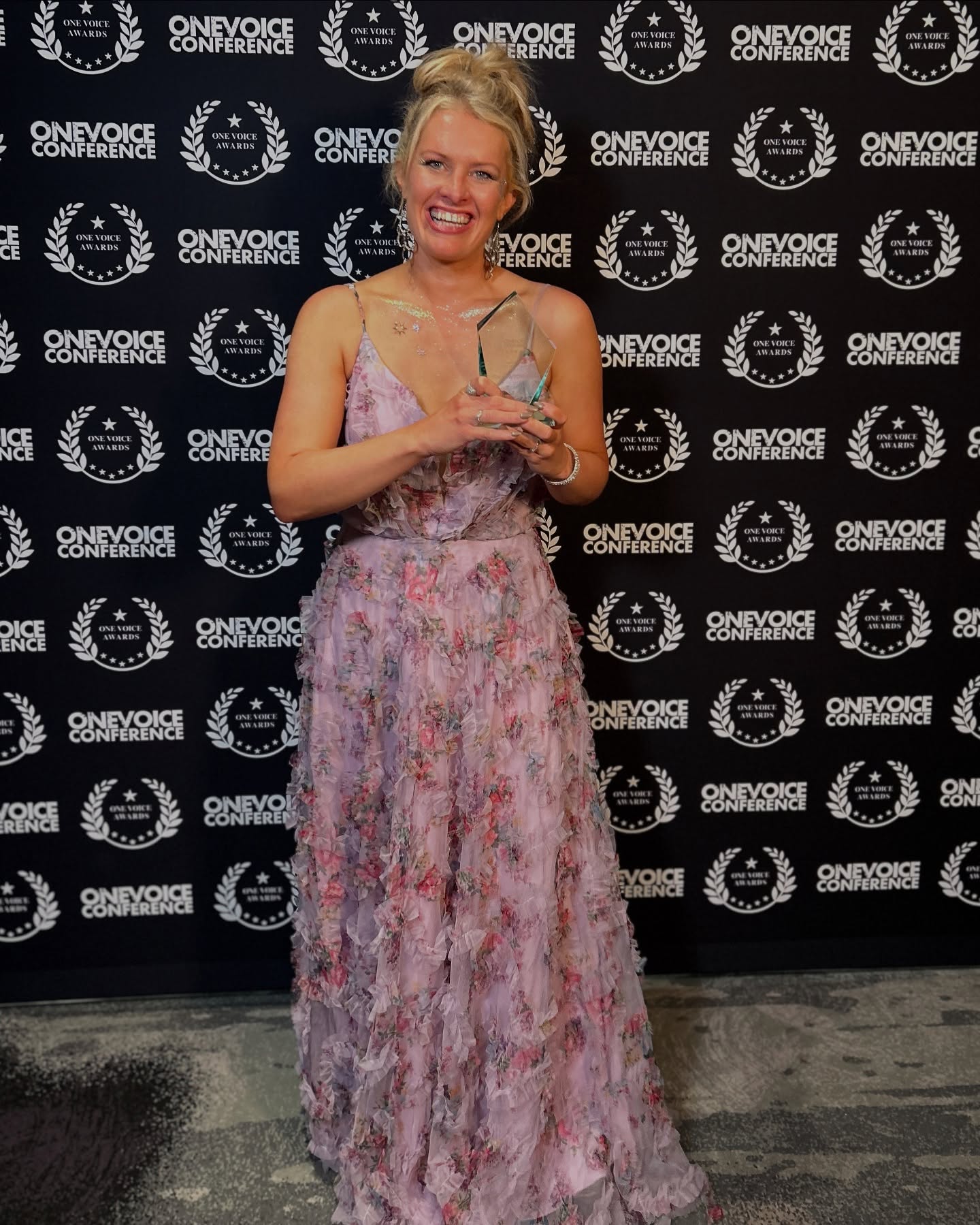 What a weekend!
I am extremely proud to say that I won Best Female Demo reel 2025 for my gaming demo at The One Voice Awards! 🥳 Produced by the magnificent Martin @sonicpond_studio who accepted the award alongside me ❤️ Also thanks to @jessnesling who wrote a number of the scripts for me and supported throughout, definitely go see her any writing needs.
Swipe to hear the extended clip of my first demo character…
The One Voice conference was fantastic and I’ll share lots more soon. Thank you to the team at @gravyforthebrain you’re bloody legends.
Thank you to everyone for being so incredibly supportive 🥰
#onevoice25 #voiceactor #videogames #gaming
Confidence boosting tan by @tanneddollsuk 🫶🏻