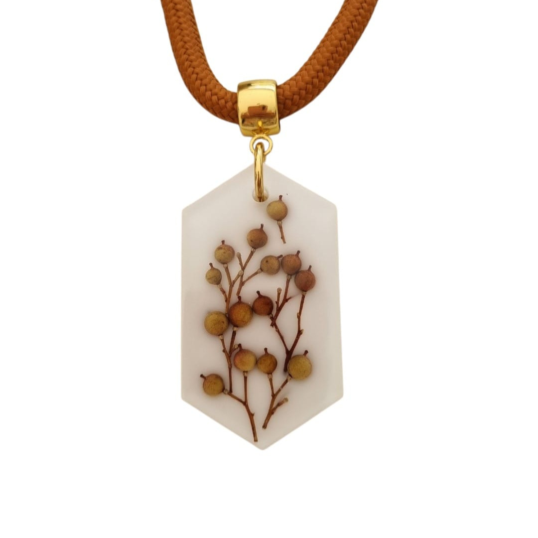 💥Mais uma transformação da natureza em uma bela peça com a Tília Americana, que é muito valorizada no paisagismo, tanto pelo seu porte elegante quanto pela sua floração perfumada e sombra densa. Muito procurada por abelhas durante a floração, sendo uma das melhores árvores melíferas. Também atrai pássaros e insetos benéficos, o que contribui para…
