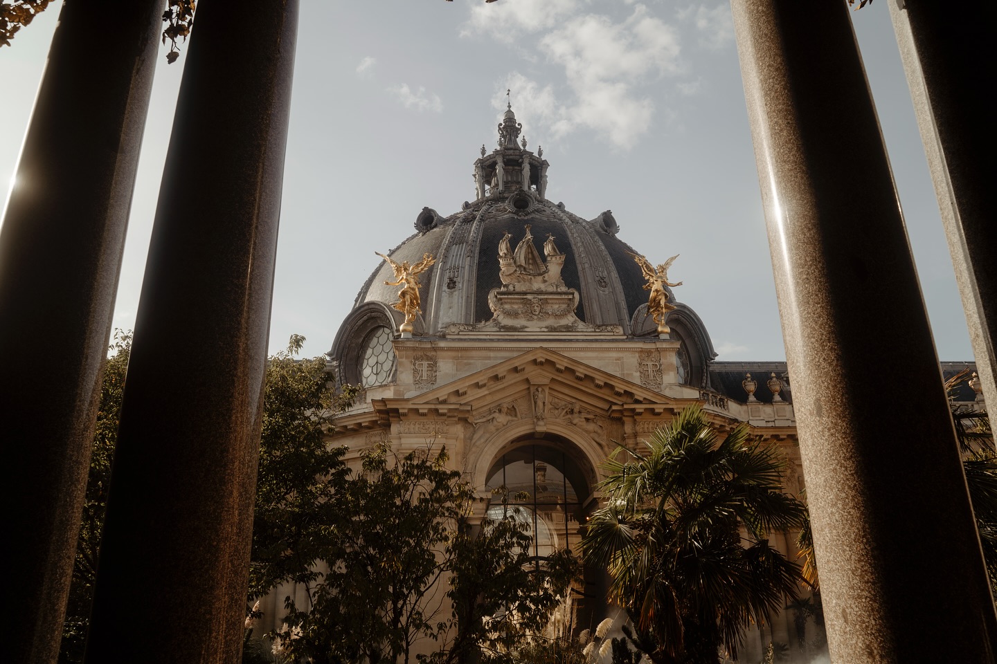Paris, framed in gold and stone - et pourtant, tout semble léger
#paris #photographer #weddingphotography