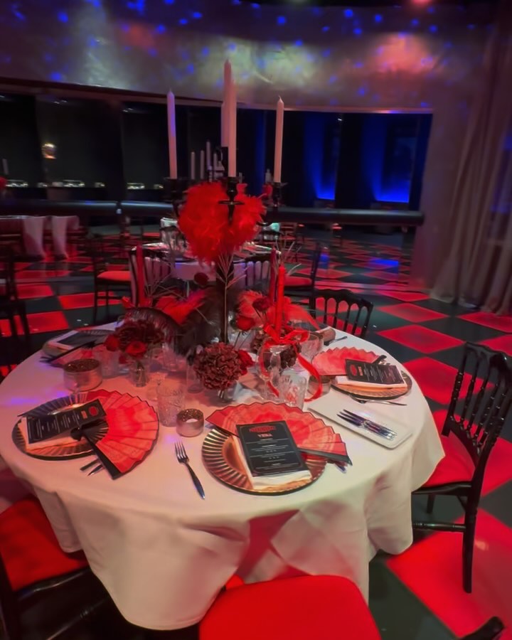✨ Frank Styling heeft de Dinner styling verzorgd voor de betoverende musical Moulin Rouge in het Beatrix Theater in Utrecht! 💃🎭
Een avond vol glitter, glamour en een vleugje Parijse magie ✨🌹#eventstyling #dinnerstyling #tablestyling #tafelstyling #moulinrougemusical #beatrixtheater
