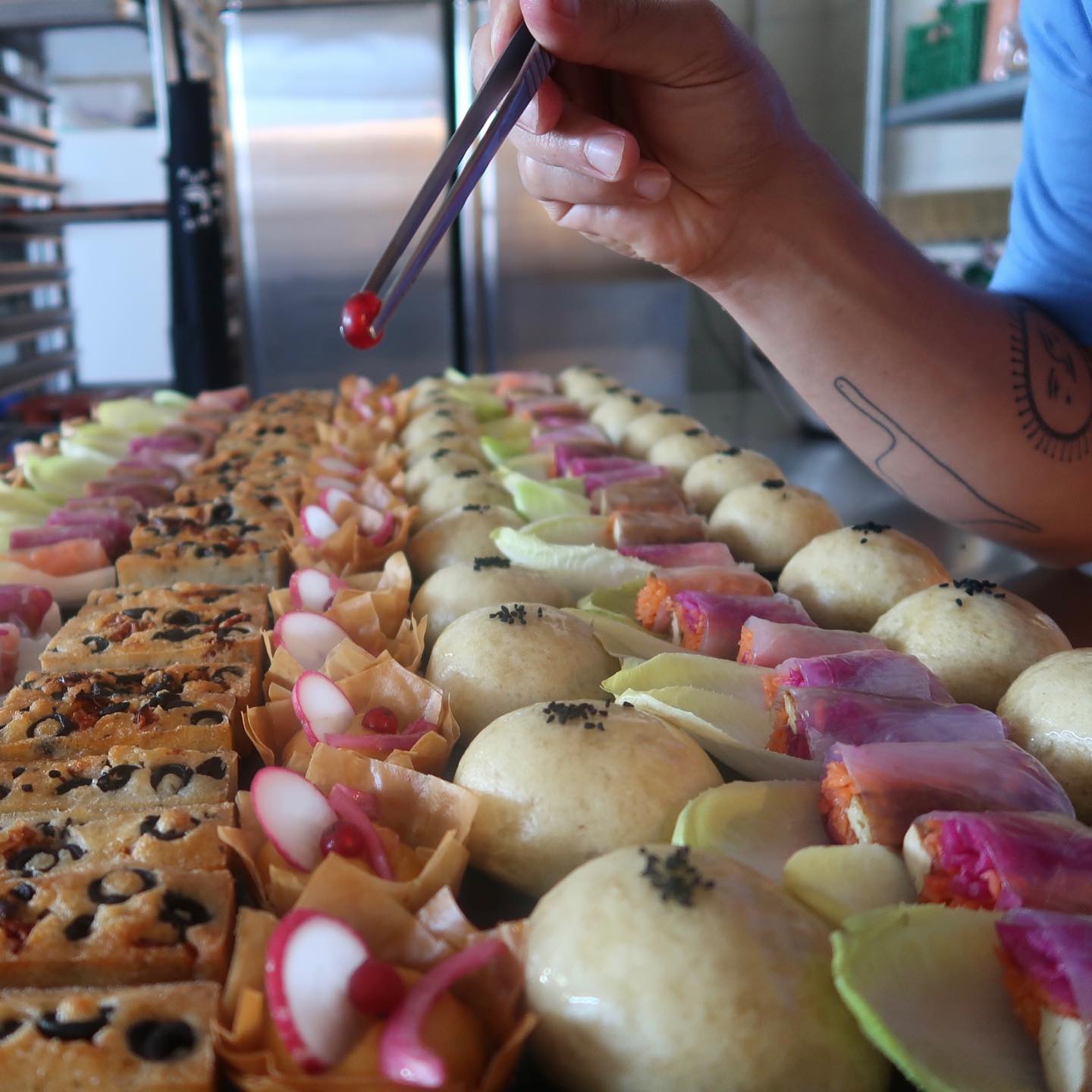 « C’est la groseille sur la tartelette » 🍒
Après un printemps de fouu, place à l’été, les festivals et les mariages 🚀🌞
Ps : on va lever un peu le pied sur les réseaux sociaux mais bien sûr on continuera de vous tenir informés de nos derniers actus crousti-fondantes ! 💥😉
Bel été les Complices 😎
