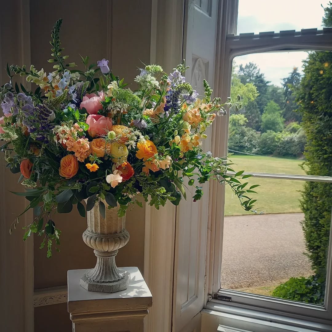 How do you like your urns? For me it always has to look natural and garden-like. Lots of texture and variety to create impact to your venue.
I know I'm biased but flowers add so much to a space, they lift it, soften the edges and make the venue yours 🌿
I never quite know how an arrangement is going to turn out when I start - I like to follow the flower shapes and see where they take me. Hope they bring some joy to your feed today!
#weddingflowers
#surreyweddingflowers
#surreyweddingflorist
#urnarrangement
#nofloralfoam
#statementflowers
#nonsuchpark
#weddinginspiration
#summerweddingflowers
#carshalton
#carshaltonbeeches