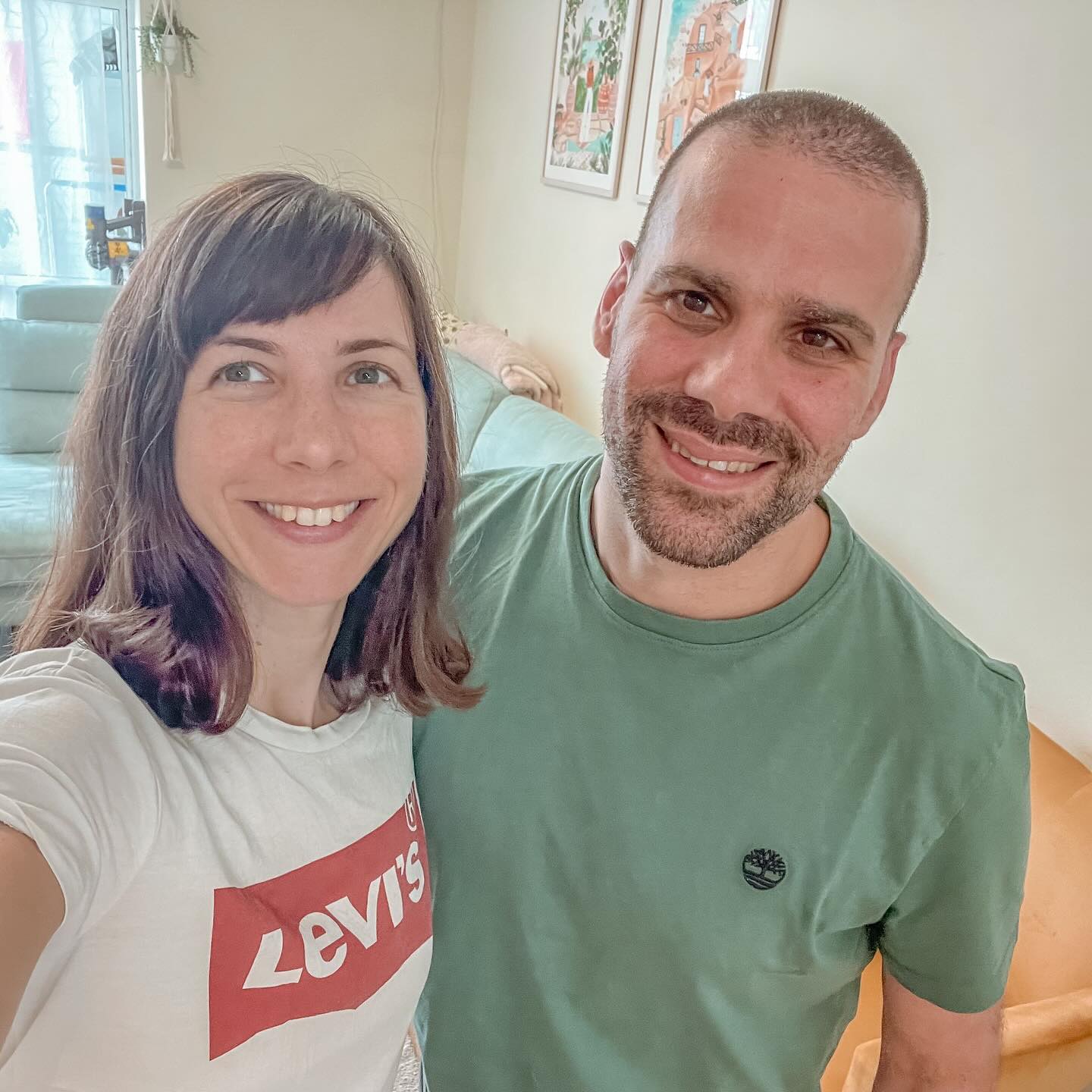 פרק 39 🎧 אלדד: יומנו של רווק עם מוגבלות
אלדד ואני מכירים מכיתה א’.
אבל רק כשקראתי את הספר שהוא פרסם לאחרונה – הרגשתי שאני לומדת להכיר אותו באמת.
אלדד, בן 39, יצא ליותר מ־400 דייטים. הוא גם חי עם מגבלה פיזית – CP (שיתוק מוחין), שמתבטאת בצליעה בהליכה. לאחרונה הוא הוציא ספר, “הדייט ה־418”, שבו הוא מספר מה באמת קורה כשאתה נכנס לעולם הדייטים עם מגבלה פיזית – נקודת מבט שלא שומעים כמעט.
בפרק דיברנו על:
* איך זה לחפש זוגיות כשהמגבלה שלך נראית לעין מהרגע הראשון
* איך זה מרגיש כששופטים אותך עוד לפני שאמרת שלום
* למה דווקא אפליקציות יכולות להיות יתרון למי שיש לו מגבלה
* איך מתמודדים עם מה יגידו ומה יחשבו – החברים, ההורים, הסביבה
* ומה קורה כשהלב פתוח, אבל הדלתות נסגרות שוב ושוב...
זה לא פרק על מגבלה, זה פרק על אמונה.
על התמודדות.
על האפשרות לא להיאבק במציאות, אלא ללמוד לחיות בתוכה – ולמצוא בה משמעות.
תודה לאלדד שהגיע לפודקאסט לשתף את ניסיונו בכנות נדירה, בלי פילטרים ובלי מסכנות. הוא לא מייפה את המציאות, אבל גם לא מוותר לה. תודה על התזכורת שלכולנו יש מגבלות, פשוט לא את כולן רואים בעין.
אם אהבתם/ן – נשמח שתשתפו.
אולי זה ייגע במישהי או מישהו בדיוק איפה שצריך.
האזנה נעימה! 😊
הפודקאסט ״Match-point - מרווקות לזוגיות״ זמין להאזנה באתר שלי וגם בכל פלטפורמות ההשמעה האחרות. לינק בביו.
💛 ליטל
נ.ב:
אם יש לכם/ן סיפור מעניין, או מכירות מישהו/י עם סיפור שיכול להתאים לפודקאסט – כתבו לי! אשמח להשמיע סיפורים מעוררי השראה נוספים.