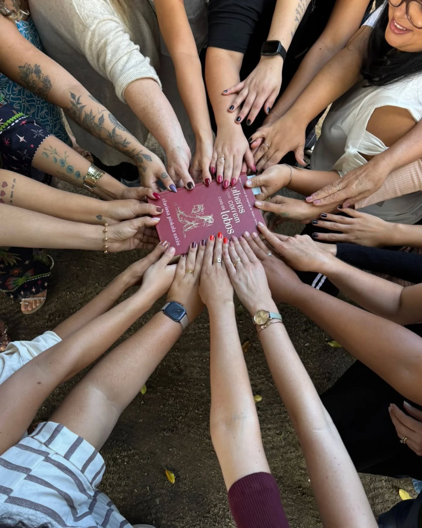 Mergulhando nas profundas águas de Mulheres Que Correm Com Os Lobos, em uma jornada de reencontro com a essência selvagem e intuitiva do feminino. Um convite poderoso para despertar a força instintiva, honrar a natureza interior e trilhar o caminho do autoconhecimento e da liberdade genuína, liberando a voz autêntica que reside em nós.
#mulheresquecorremcomlobos