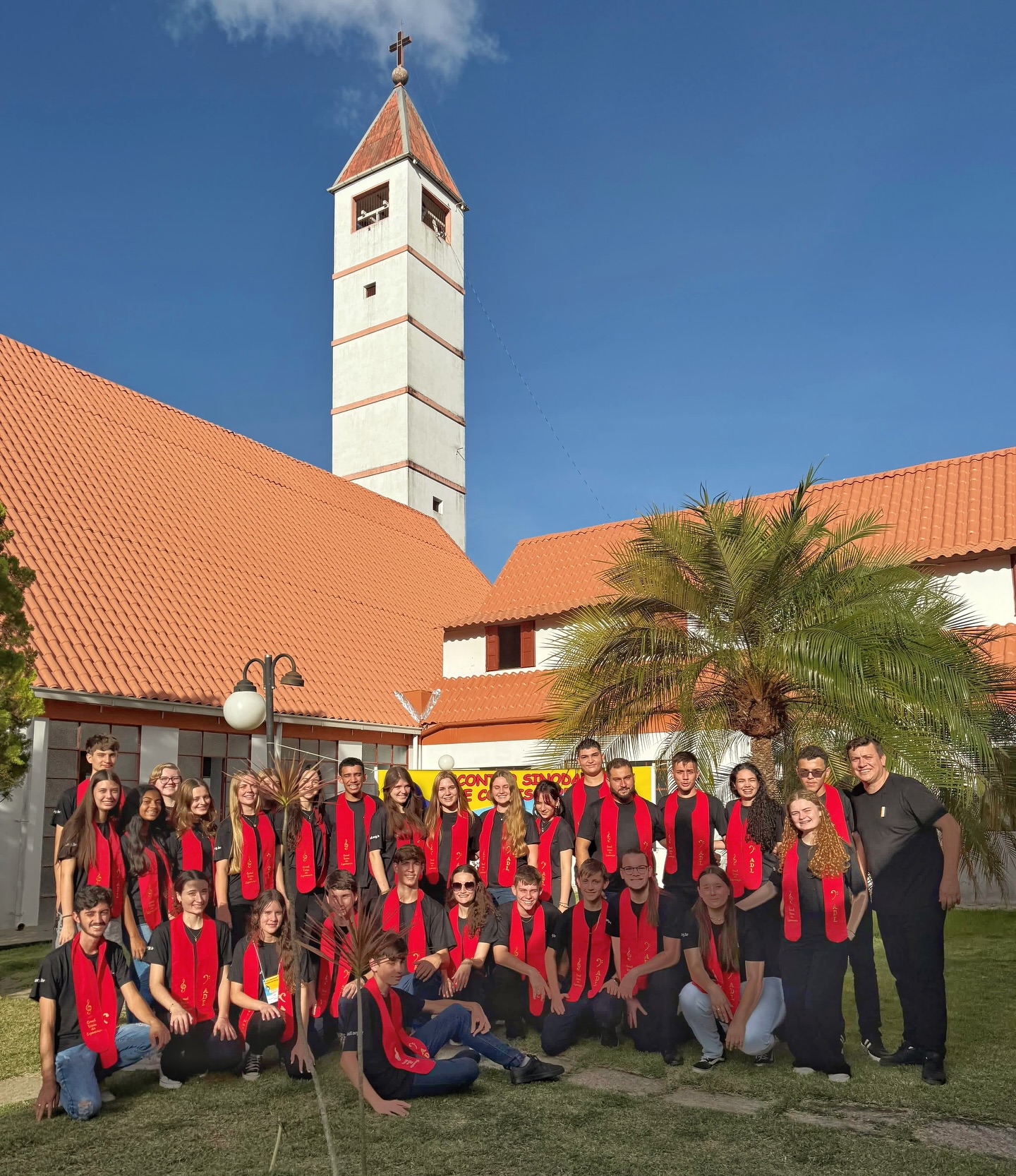 Neste domingo, 18 de maio de 2025, o Coral Vozes da Esperança, formado por estudantes da ADL, participou do 20º Encontro Sinodal de Corais, realizado na Comunidade de Vila Pavão.
Ao lado de cerca de 12 grupos do Sínodo, nosso coral encantou o público com as interpretações de Pelas Dores Deste Mundo e Tocando em Frente, de Almir Sater.
Foi um momento de muita música, fé e partilha!