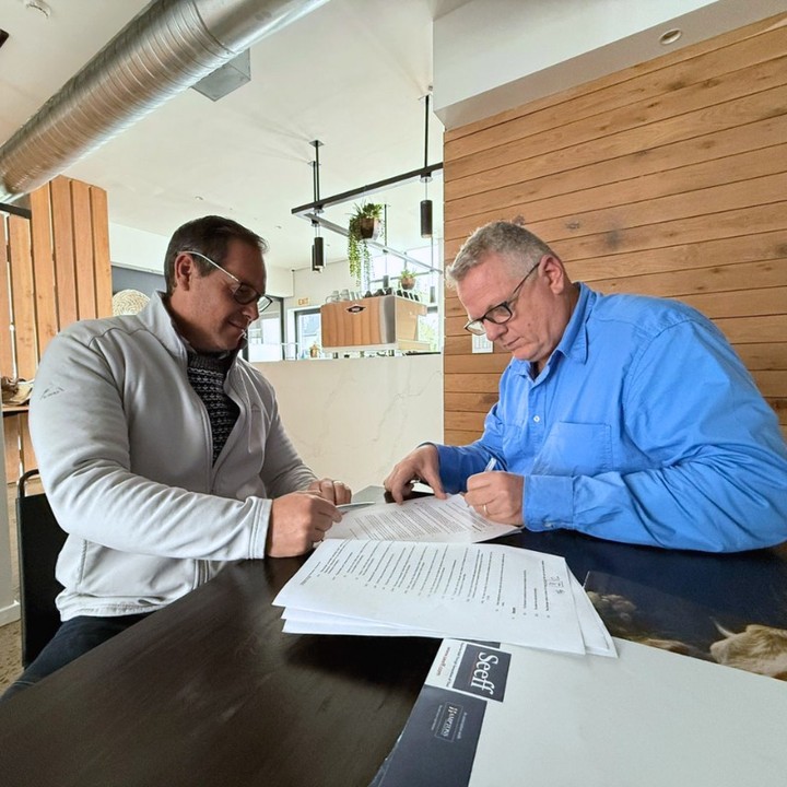 A special moment at The Avenues Estate as we congratulate a new family on securing their place in our growing neighbourhood! Here’s to an exciting new chapter ahead!
A heartfelt thank you to @seeff_midlands for their ongoing dedication in helping families find the perfect place to invest in their future.
Thinking of making your move?
Contact Seeff Midlands on 084 346 8084.
#PropertyInvestment #TheAvenuesEstate #HiltonLiving #EstateLiving #NewBeginnings