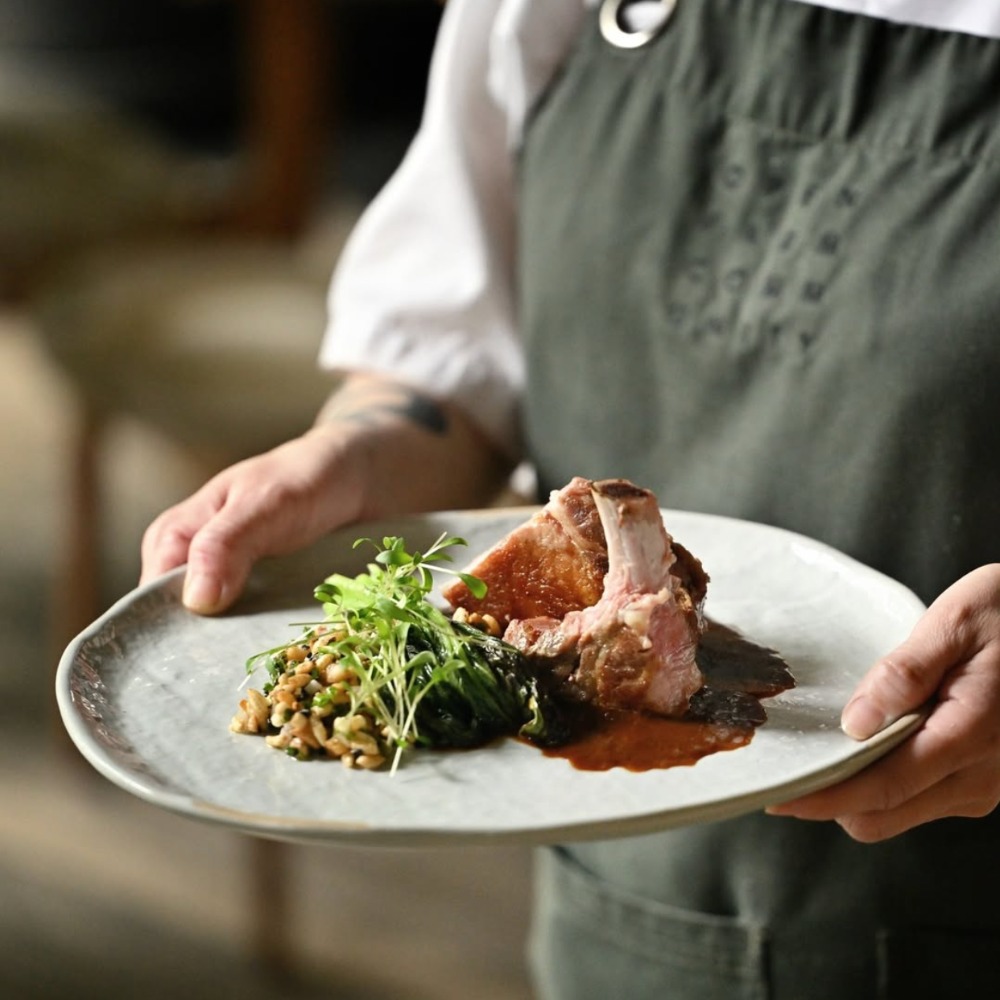 A beautiful dish served on our Craftstone Plates at Open Farm Community, Singapore -
The textured, neutral-toned surface acts as the perfect canvas—subtle yet full of character, designed to elevate culinary artistry for discerning chefs
Features Don Bellini’s Craftstone Plate in Beacon Grey
📷: @openfarmcommunity
#tableware #plates #restaurants #hotels #catering #porcelain #donbellini