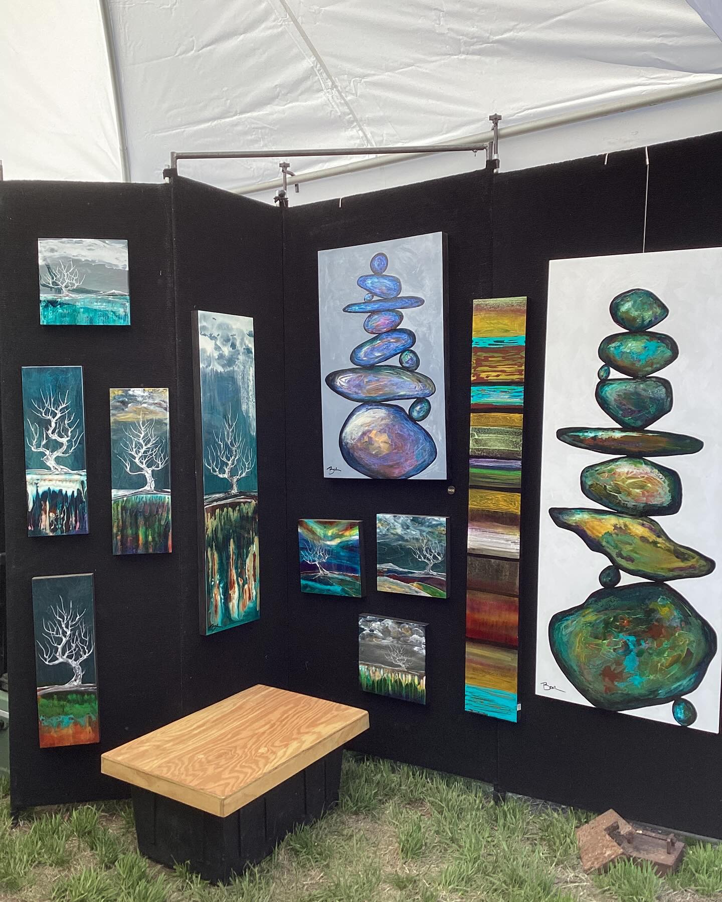 Day 2 of the @gardenofthegodsartfest @rockledgeranchatgardenofgods is on now!!!!
.
.
.
#artshow #fineart #coloradosprings #colorado #paintings #bearsnewwork