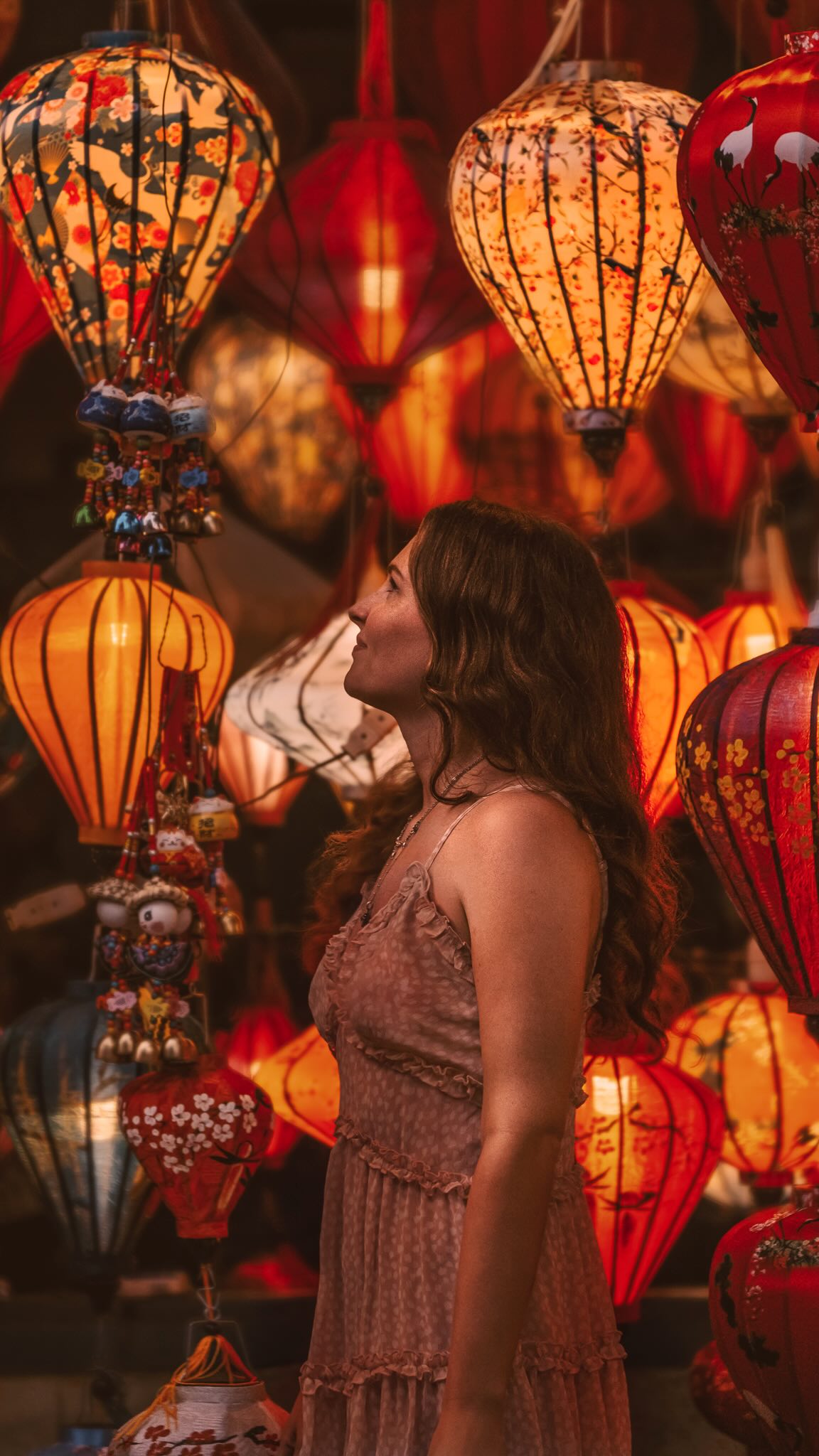 ✈️ Klau dir unsere Vietnam-Reiseroute!
Wir waren etwa 3 Wochen in Vietnam unterwegs – und das war unsere Route:
📍 Hanoi – 3 Nächte
🛳️ Halongbucht – 2 Nächte Kreuzfahrt
🌿 Ninh Bình – 4 Nächte
🏯 Huế – 3 Nächte
🏮 Hội An – 4 Nächte
🏝️ Phú Quốc – 7 Nächte
Für uns war das die perfekte Mischung aus Kultur, Natur, Abenteuer und Entspannung.
Was unsere Reiseroute besonders macht:
Wir haben uns ganz bewusst entschieden, nur eine vietnamesische Großstadt zu besuchen – unsere Wahl fiel auf Hanoi.
Viele Vietnam-Routen beinhalten Hanoi UND Ho-Chi-Minh-Stadt. Wir haben uns stattdessen für eine Woche Inselfeeling auf Phú Quốc entschieden.
Diese letzte Woche war für uns der perfekte Abschluss um zu entspannen, die Eindrücke der vergangenen Wochen zu verarbeiten und nochmal ganz neue Seiten von Vietnam zu entdecken.🌴
🌾 Das Einzige, was wir ein bisschen bereuen ist, dass wir das Mekongdelta und Sapa auslassen mussten.
Aber dann haben wir immerhin einen richtig guten Grund, nochmal zurückzukommen!
⸻
📌 Speichere dir die Route ab & schick sie deiner Reisebegleitung!
Du planst auch eine Reise nach Vietnam? Dann schau gerne auf unserem Blog vorbei (www.weltallerliebst.de | Link in Bio). Dort verraten wir dir viele nützliche Tipps und Erfahrungen rund um Vietnam.🇻🇳
.
.
.
#VietnamReise #VietnamReiseroute #VietnamTravel #ReiserouteVietnam #BackpackingVietnam
#PhuQuoc #HalongBay #HoiAn #HueVietnam #NinhBinh #Reiseinspiration
#TravelReel #Reisetipps #AsienReise #TravelVibes #Weltreise