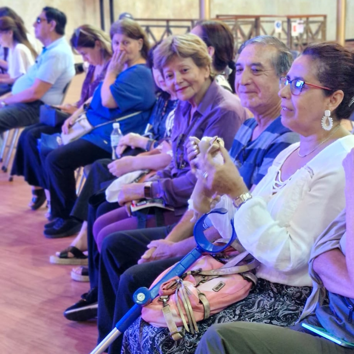 En un trabajo colaborativo junto al equipo de Cuidados Paliativos Universales del Hospital Dr. Juan Noé Crevani, el CESFAM Dr. Remigio Sapunar lideró el 4to conservatorio sobre el “𝗳𝗶𝗻 𝗱𝗲 𝘃𝗶𝗱𝗮”.
Esta iniciativa, invita a personas usuarias del Programa de Atención 𝘿𝙤𝙢𝙞𝙘𝙞𝙡𝙞𝙖𝙧𝙞𝙖 𝙥𝙖𝙧𝙖 𝙋𝙚𝙧𝙨𝙤𝙣𝙖𝙨 𝙘𝙤𝙣 𝘿𝙚𝙥𝙚𝙣𝙙𝙚𝙣𝙘𝙞𝙖 𝙎𝙚𝙫𝙚𝙧𝙖 (𝙋𝘼𝘿𝘿𝙎) de la @disam.arica, a reflexionar sobre la vida y la muerte, un encuentro que sigue un modelo europeo en donde se busca normalizar esta temática con reuniones programadas entre personas que no se conocen previamente.
Destacar que la estrategia financiada por @saludarica permite a un equipo multidisciplinario de la salud primaria, atender a más de 300 personas cuidadoras, entregando herramientas necesarias para asumir el cuidado integral de los pacientes.
#AricaMejorCiudad💙