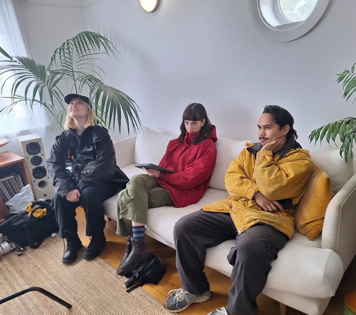 split-watching motto:
see no flyaways
hear no continuity errors
speak no new props into necessity