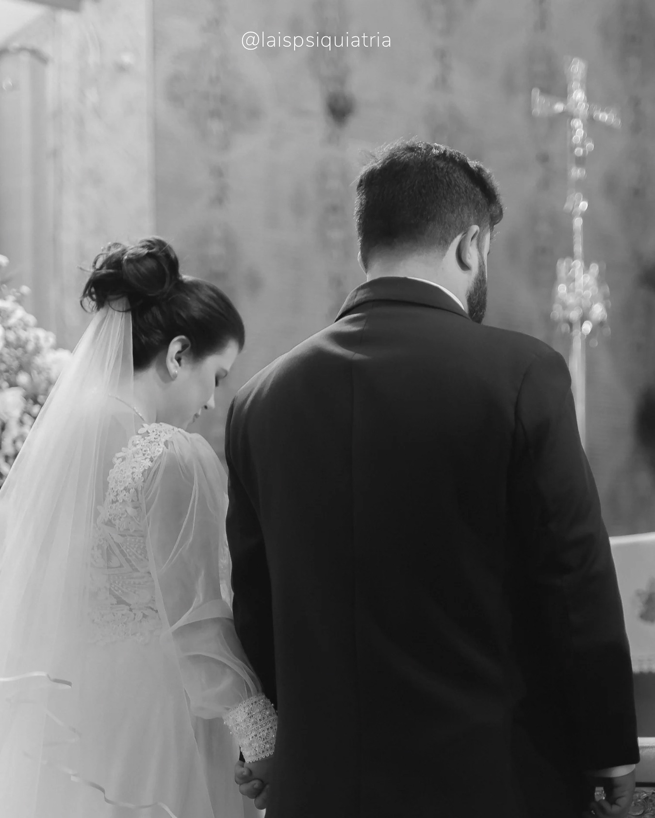 Casamento em crise é um assunto muito frequente nas consultas. Tão frequente quanto ansiedade, por exemplo. E tem uma postura que sempre noto: quando há vida religiosa, o casal resiste mais.
Não é que a religião elimine os conflitos. Mas pode mudar a postura diante deles. Casais que rezam, que têm uma vida espiritual juntos, não tratam o casamento como algo descartável. Eles enfrentam mais, brigam, choram, mas continuam olhando para o compromisso. Há um eixo. Uma referência. Um “pra quê”. É o ressignificado do sofrimento.
Para muitos casais o sofrimento não tem sentido, a dor parece inaceitável e o vínculo fica mais fácil de ser rompido. “Eu não escolhi viver esses momentos”.
A religião, quando vivida de verdade, lembra o casal de que eles não estão sozinhos — muito menos um contra o outro. Estão juntos, lado a lado, tentando alcançar algo maior que eles.
Muitas vezes o que falta em um casamento não é amor, mas direção.