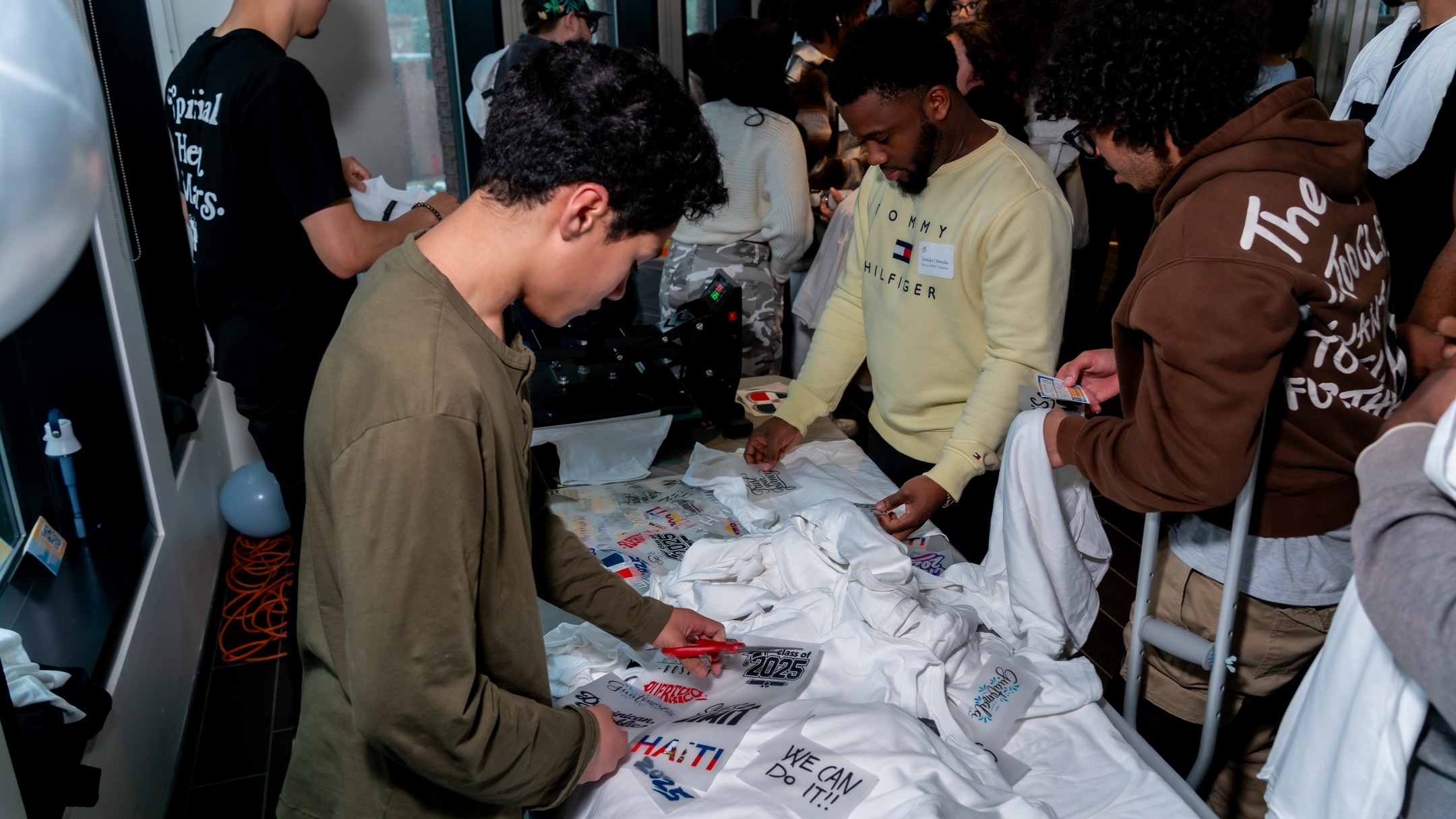 Rain couldn’t stop the celebration! Despite the weather, the Boston HERC Senior Send Off Celebration was full of joy, pride, and unforgettable moments. These seniors have pushed through four challenging years in Boston’s toughest neighborhoods—and they made it. 🙌🏽
Boston HERC has been there every step of the way, offering mentorship, resources, and long-term support that extends well into college and beyond. This event was a true reflection of that commitment—complete with dancing, t-shirt printing, catered food, raffles, and of course, photography by yours truly capturing all the magic. 💥
Salute to the HERC team for always showing up for our youth and throwing events that remind them how worthy they are. 💛
#BostonHERC #Classof2025 #FGXstudios #BlackBostonPhotographer #AVServices #UnderservedYouth #GraduationCelebration #FutureLeaders