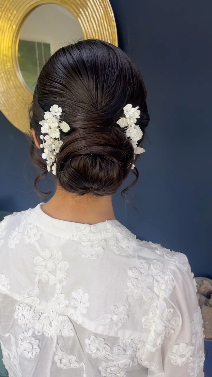 Love that Rut went with two identical hair accessories, something a little different in her romantic low bun by me ❤️
#lowbun #bridalbun #hairaccesories #bridalhairaccessories #weddinghair #bridalhair #surreybridalhair #surreyweddinghair #surreywedding #hairbyme #bridalinspiration #hairinspo #updo #updostyles