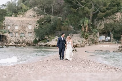 ✨ NEW BLOG POST ✨
The Wedding Planning Mistake Most Couples Make (and How to Avoid It)
It’s the first conversation I have with every couple—and one of the most important. Before we talk flowers or dresses or even venues, we talk strategy. Because choosing the wrong region before defining your budget can derail your wedding planning before it even begins.
If you’re dreaming of a wedding in France, Italy, Montenegro or the UK, this guide is for you. From guest travel logistics to venue capacities and price variations (yes, €150 per head for catering in Bordeaux vs €300+ in Provence 👀), I’m breaking it all down.
Whether you’re drawn to cypress trees and olive groves or cliffside views and mirrored ballrooms—this is the smart way to start.
✨ Click the link in bio to read it now
📍 France | Italy | Montenegro | UK
🕊 @sarahthomasevents
#destinationweddingplanner #franceweddingplanner #tuscanyweddingplanner #provencevibes #luxuryweddingfrance #chateauwedding #italianlakeswedding #weddingplanningtips #europeanwedding #bridetobe2025 #weddingblog #destinationweddingideas #howtoplanawedding #sarahthomasevents