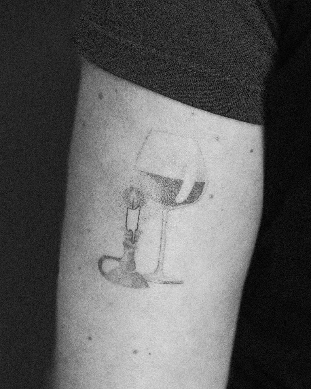 ein glas wein im kerzenschein (abgeheilt)
merci katja
#handpoketattoo
#handpokeonly
#finelinehandpoke
#blackworkhandpoke
#weinglastattoo
#kerzentattoo
#stillleben
#zartelinien
#minimalink
#slowtattooing
#dotworktattoo
#weimartattoo
#erfurttattoo
#jenatattoo