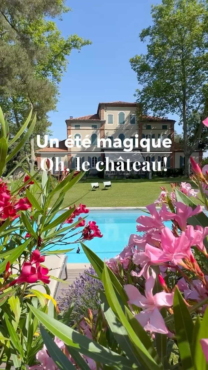 Zomerse magie! 😎
Blauwe luchten, heerlijk zwemwater, een zee van bloemen, tijd voor alles en voor even helemaal niets.
‘s Ochtends als het nog niet te warm is op pad naar een sfeervol stadje. ‘s Middags een verkwikkende duik in het zwembad en een apéro onder de bomen. ‘s Avonds culinaire verwennerij in ons ‘restaurant aan huis’. Dat is vakantie bij Oh, le château! Magische moment en om nooit te vergeten.
————————————-
La magie de l'été ! 😎
Ciel bleu, eau de baignade merveilleuse, une mer de fleurs, du temps pour tout et pour rien du tout. Le matin, quand il ne fait pas trop chaud, la visite d’un village pittoresque. L'après-midi, un plongeon revigorant dans la piscine et un apéritif sous les arbres. Le soir on de régale à la table d’hôtes gourmande. C’est bien ça, des vacances à Oh, le château ! Des moments magique à ne jamais oublier.
#tarntourisme #slowliving #chambresdhotesdecharme #bonweekend #bestpool #summermagic #bijzonderplekje #flavie #été2025 #frankrijklovers