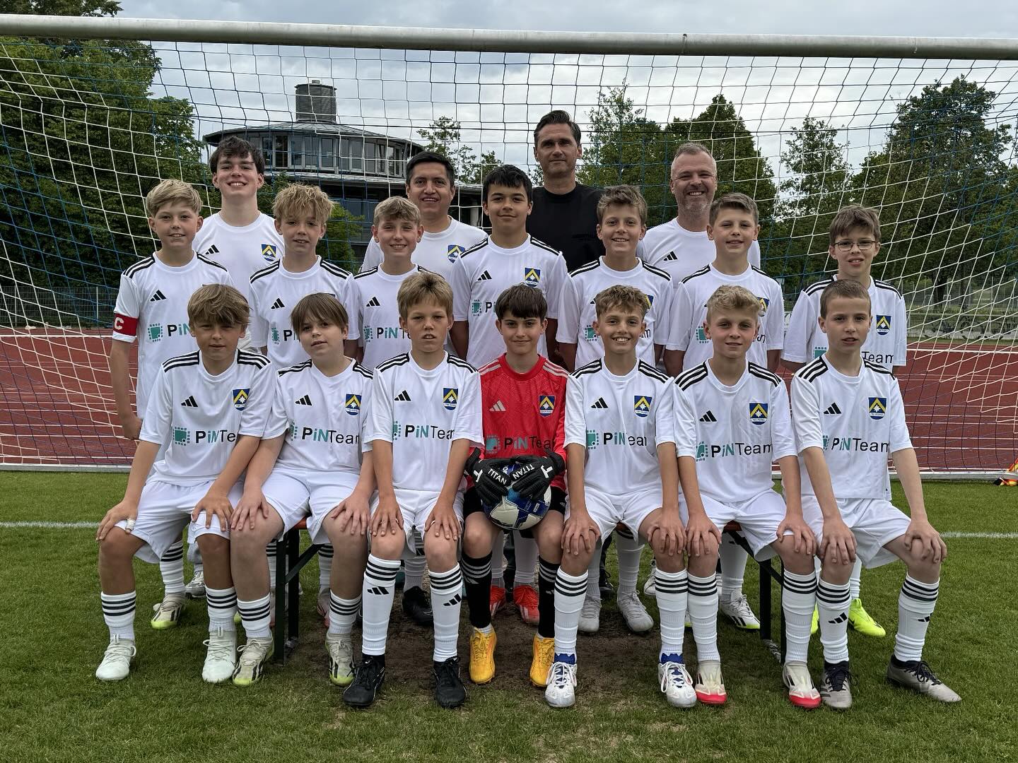 Neuer Trikotsatz für die U12 des TSV Poing -
Dank an die Firma PiNTeam🔵🟡
Die U12-Mannschaft (Jahrgang 2013/1) des TSV Poing freut sich über einen neuen Satz Trikots – gesponsert von der Firma PiNTeam GmbH aus Garching bei München. Geschäftsführer Herr Pintea unterstützt das Team bereits seit mehreren Jahren großzügig, wofür wir ihm und seinem Unternehmen herzlich danken.
Viele der Jungs kicken schon seit dem Kindergartenalter gemeinsam im Verein – ihren allerersten Trikotsatz haben sie bereits mit vier Jahren von PiNTeam erhalten. Umso schöner ist es, dass der Sponsor sie weiterhin begleitet und ihre Entwicklung auf und neben dem Platz unterstützt.
Die PiNTeam GmbH ist ein auf Embedded-Software spezialisiertes Unternehmen, das individuelle Lösungen für die Automobilindustrie entwickelt. Mit innovativen Tools und Dienstleistungen hilft PiNTeam namhaften Zulieferern dabei, ihre Entwicklungsprozesse effizienter zu gestalten.
Im Rahmen der Trikotübergabe entstand ein gemeinsames Foto mit dem Sponsor und der Mannschaft – ein starkes Zeichen für Teamgeist und regionale Verbundenheit.