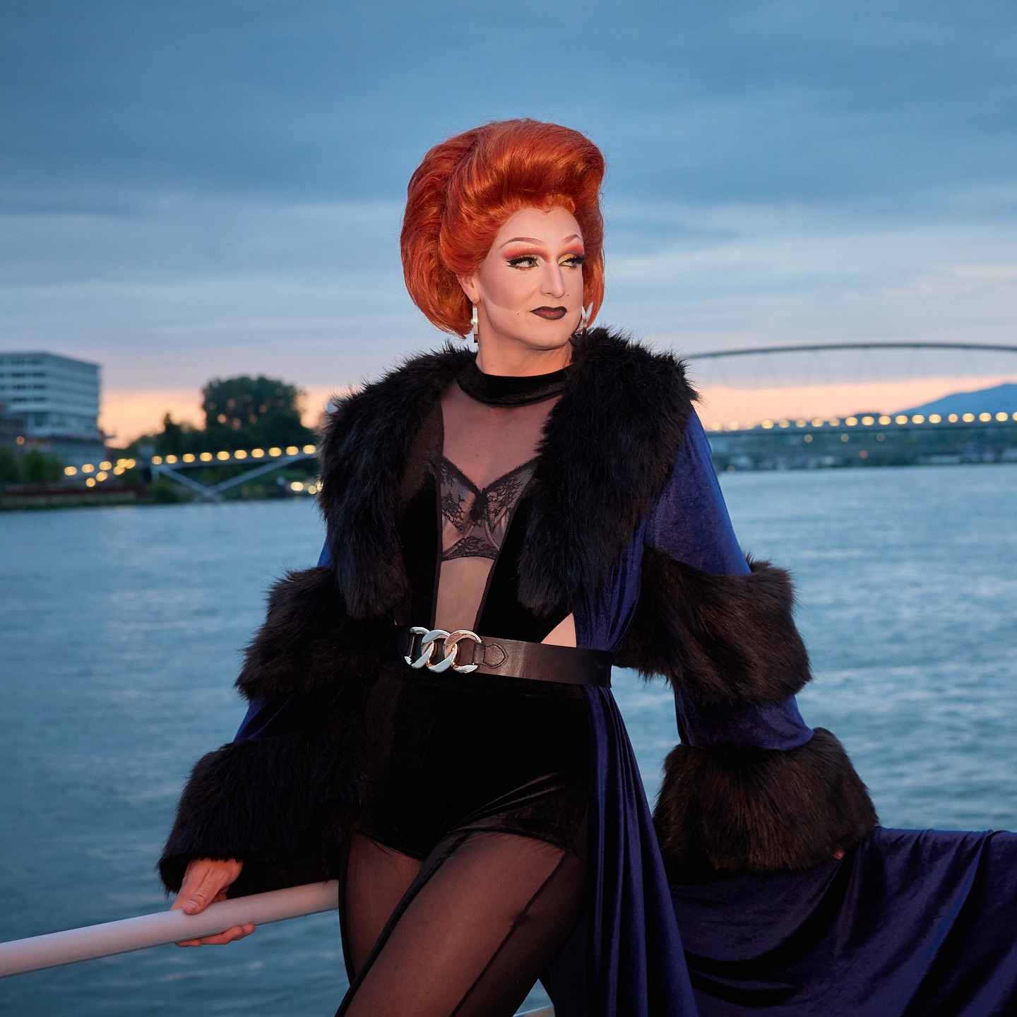 “Some queens walk into a room. Others arrive by boat.”
Wrapped in midnight velvet and kissed by dusk,
I don’t follow tides — I shift them.
Let the river flow, I’m already legend.
#OdetteHellaGrand 🌊
#dragontherhine #eveningglamour #femmefataleondeck #royalarrival #velvetpower #queerbeauty #crossbordericon #dragwithattitude #sunsetstatement #boatcouture #glamourknowsnoborders #lgbtqartistry
By @wimanphotography