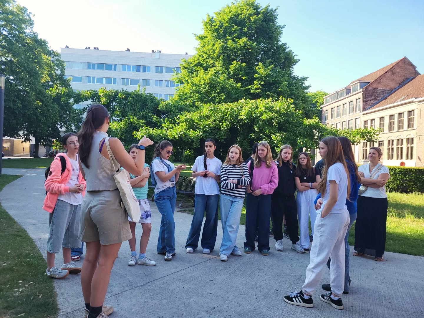 Vorige week trok de eerste graad eropuit in samenwerking met Arktos (jongerenwerking van stad Aalst). 🫶
Tijdens een boeiende wandeling maakten onze leerlingen kennis met verschillende organisaties in de stad.
📍 OverKop-huis – een veilige plek voor jongeren
👮 Politie Aalst – een kijkje achter de schermen
🌿 Buurtwild/t – jeugdopbouwwerking waar talenten ontdekt worden
📚 Utopia – de bibliotheek van Aalst, een plek voor inspiratie en ontdekking
Onze leerlingen kwamen terug met heel wat nieuwe inzichten! 💡✨
#saiaalst #sintaugustinusinstituut #aalst #arktos #secundaironderwijs
