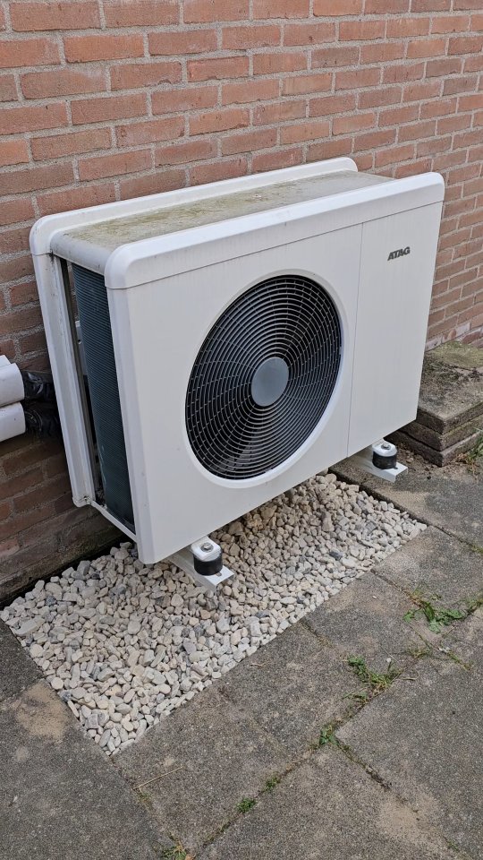 Eindelijk af! De grindbak onder de buitenunit van onze warmtepomp. Vooral in de koudere maanden waren de tegels eronder constant nat. Door het grind kan het water beter weglopen. Verder zien jullie een stuk van de tuin naast ons huis. Nouja tuin... eerder vuilnisbelt, niet om aan te zien. Nu iets opgeruimder gelukkig. Het was een nuttige vakantiedag😅
#warmtepomp #opruimen #tmarksthuis