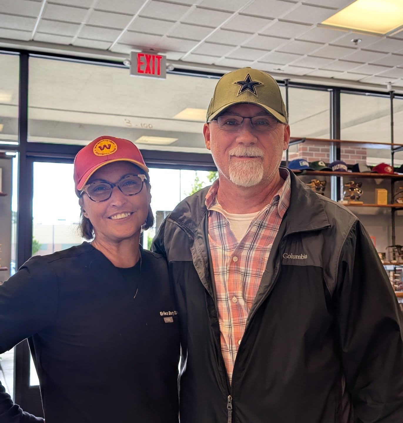 Smiling because he doesn't know he's going to be dilated for 3 days 😁
Commanders > Cowboys
#secretlywelikeeachother #cowboyfansaretheworst
#newbergfamilyeyecare #newbergeyes #sherwoodeyes #maceyes #travelingeyedoc