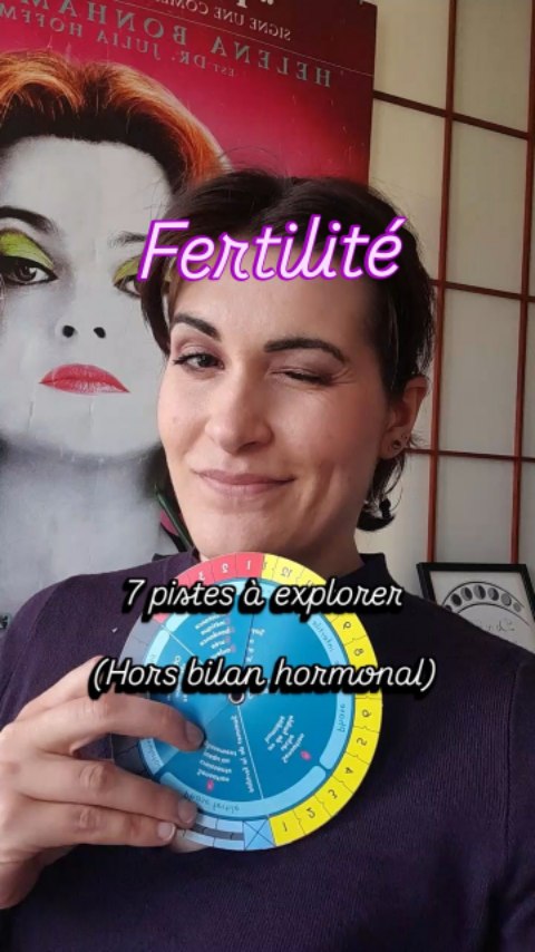 ** Liste non exhaustive **
Des causes que je rencontre le plus souvent en consultation, et qui ne seront pas explorés par vos professionnels de santé (sauf si formés en santé fonctionelle). La fertilité féminine est complexe, en ce que de nombreuses hormones et fonctions du corps impactent directement ou indirectement les hormones sexuelles, la qualité des muqueuses, des ovocytes, du terrain de la mère etc
〰️ Exple 1: Une mauvaise fonction thyroïdienne impactera négativement l'activité de la progestérone en faveur d'une augmentation de limprégnation oestrogénique, qui elle-même va entretenir l'hypothyroïdie fonctionnelle.
{Fonctionnelle signifie que la fonction thyroïdienne est impactée, c'est à dire pas toujours les hormones elles-mêmes, mais leur activité et la manière dont elles sont utilisées par les cellules. Sachez d'ailleurs que mesurer la TSH seule ne vous donnera aucune indication sur le fonctionnement de votre thyroïde et l'origine du dysfonctionnement. Il est nécessaire de mesurer à minima la T4L, T3L, et les cofacteurs des hormones thyroïdiennes selon les résultats et les symptômes cliniques }
〰️ Exple 2: Une mauvaise métabolisation des glucides (insulino-résistance) va favoriser la voie des androgènes au détriment de la progestérone
🐣🌸 Enfin, savoir observer votre cycle est votre meilleur allié dans votre projet bébé 🌸🐣
〰️ Pour connaître vos périodes fertiles, repérer votre sommet, votre ovulation, savoir si elle a eu lieu, si elle a été de bonne qualité etc -> Cet apprentissage peut se faire en consultation classique avec moi, sans nécessité de faire la formation en symptothermie (uniquement dans un but de procréation et d'observation, non de contraception, auquel cas une formation intégrale est nécessaire).
N'hésitez pas à me poser vos questions en commentaire et à réserver une consultation en cas de besoin 😊
#fertilité #fertility #santéféminine #micronutrition #cycle #cyclefeminin #symptothermie #moc #thyroide #glycemie #hormones #naturopathie #medecinefonctionnelle #santé