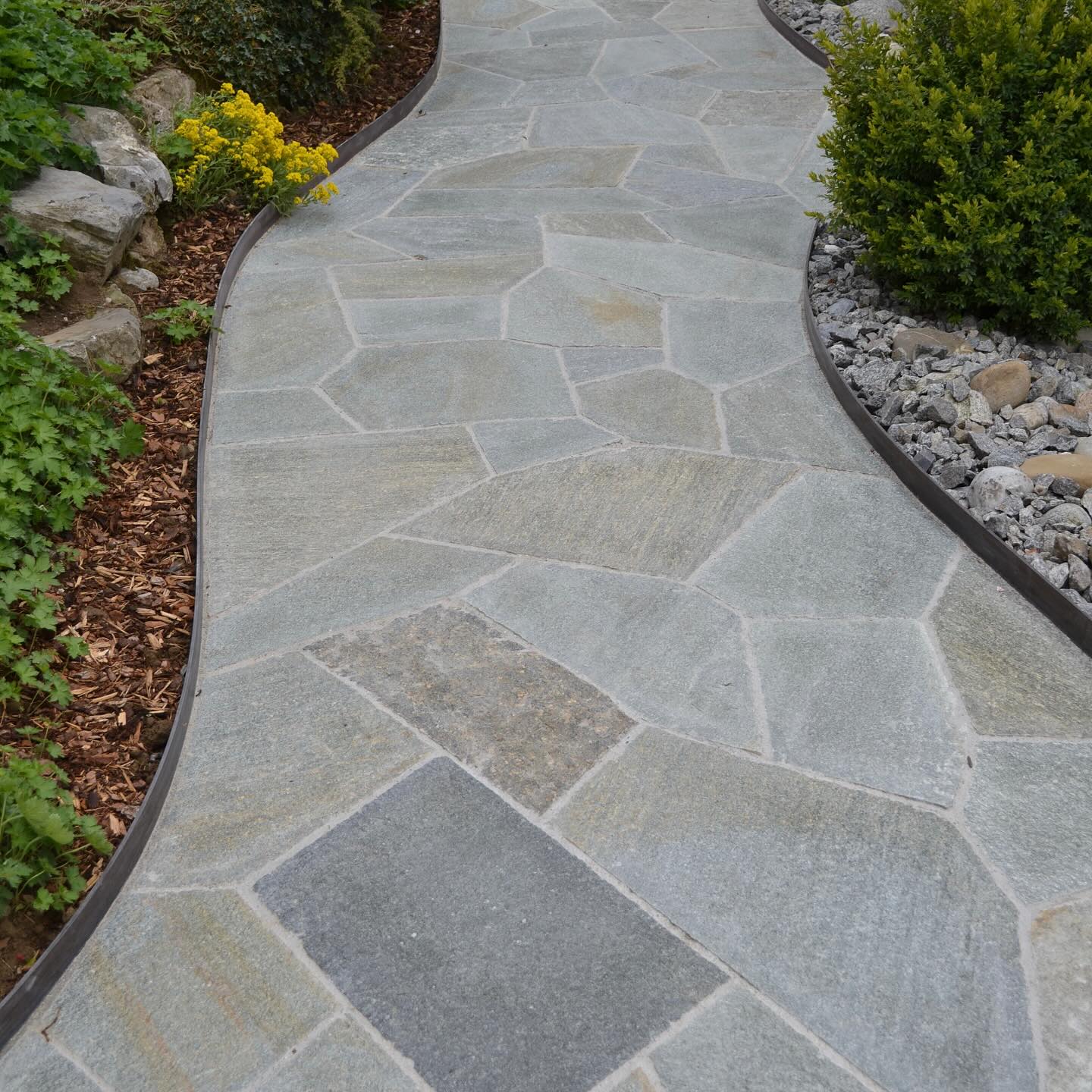 Tollegärten – Wege, die verbinden
Naturstein trifft auf meisterhafte Gestaltung: Dieser Weg vereint Ästhetik, Funktionalität und Langlebigkeit – perfekt eingebettet in ein harmonisches Gartenbild. Ob als Zugang zum Haus oder als Spazierpfad durch Ihre grüne Oase – wir gestalten Wege, die inspirieren.
Ihr Garten. Ihre Handschrift. Unsere Leidenschaft.
Mehr Inspiration auf www.tollegaerten.ch
#Tollegärten #Gartenweg #Naturstein #Gartengestaltung #Gartenideen #Gartenliebe #SchweizerGärten