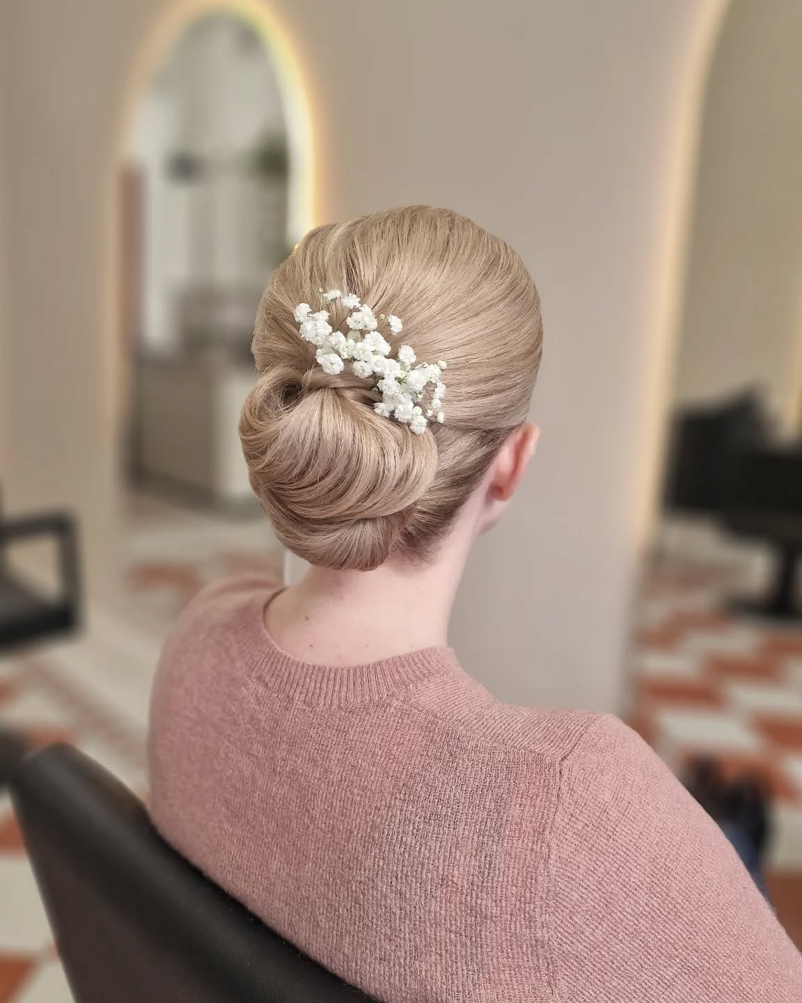 Kevään hääsesonki on alkanut 🌸
Morsiamen puolipitkästä hiuksesta saatiin tehtyä kaunis nuttura💍👰🏼♂️
By Heli
#helibow#bowhelsinki#parturikampaamobow#wedding#weddinghairdo#weddinhair#häät2025#hääkampaushelsinki#juhlakampaus#kampaamohelsinki