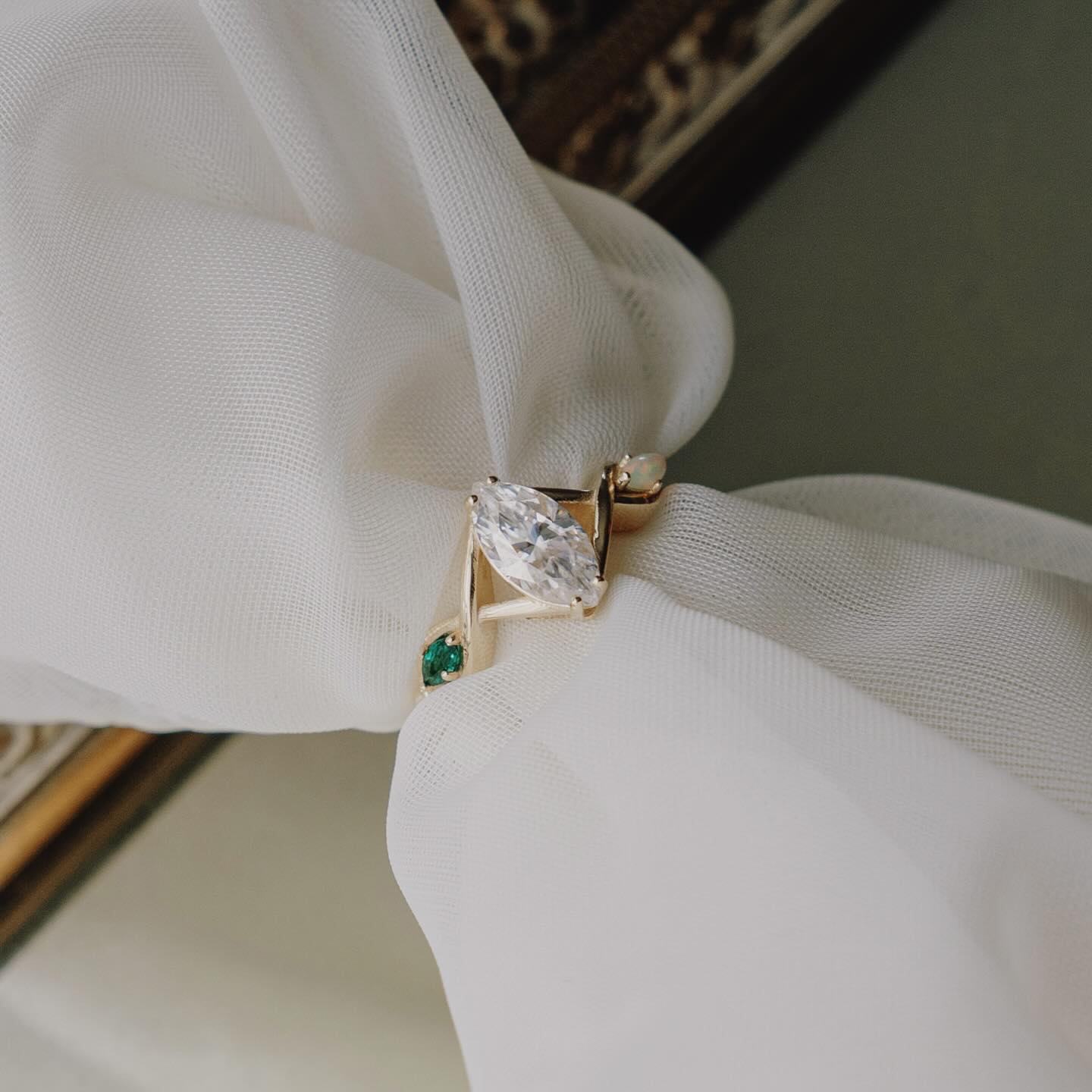 Marquise cut is really THAT GIRL 😍 So timeless with the best sparkle!
#marquisecut #customengagementring #engaged #jewelrydesigner #shopsmall #handmadejewelry #bespokeengagementring