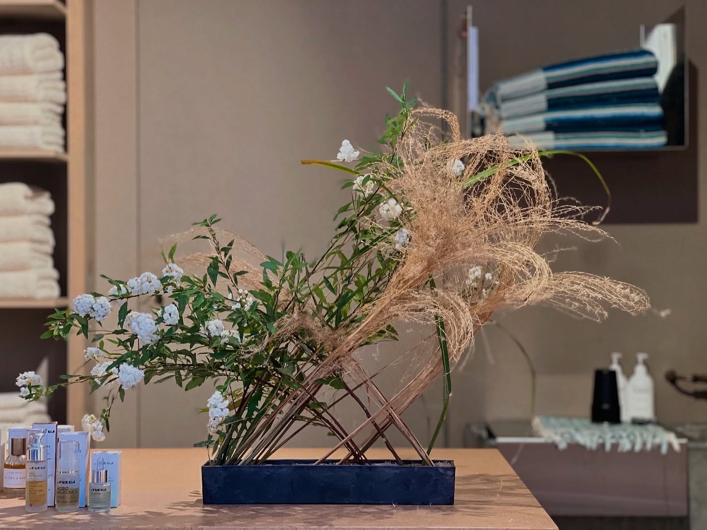Lines gently overlap—patterns quietly emerge through nature and a fate that feels both unexpected and meant to be. Light drifts in, creating soft shadows that add depth and feeling.
#IkebanaArt
#NatureInspiredDesign
#JapaneseAesthetics
#FloralPoetry
#MindfulCreativity
@loomtowels