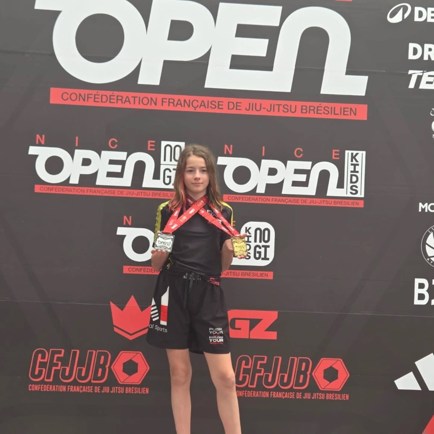 🔥 Deuxième journée à l'Open de Nice de JJB ! 🔥
La compétition continue et nos guerriers ont encore tout donné sur les tatamis !
Aujourd'hui, place aux Kids Gi & NoGi et aux Adultes NoGi, et quelle journée ! 🥋✨
Nous sommes fiers d'annoncer de nouvelles médailles pour le Team :
🥈 Elora, la guerrière au mental d'acier ! Pour cette deuxième journée de compétition, Elora en ceinture jaune catégorie pena, a démarré difficilement sa compétition en Gi. Après un combat âprement disputé où elle a dû batailler dès le début, elle s'offre q'une médaille d'argent malheureusement !
🥇 Mais Elora ne s'arrête pas là ! En NoGi, elle prend une revanche éclatante contre la même adversaire. Menée après s'être fait prendre en montée, elle a su faire preuve d'une résilience incroyable pour reprendre une garde fermée et placer une Kimura décisive dans la dernière minute ! L'OR est à elle cette fois-ci ! Quelle remontada, quelle technique ! Bravo Elora !
🥈 Momo, la détermination récompensée ! Momo monte également sur le podium avec une très belle médaille d'argent ! Il remporte son premier combat avec un superbe armbar. Malheureusement, la finale lui échappe sur un armbar également, mais son parcours est exemplaire. Félicitations Momo ! 💪
👊 Ylhan, l'apprentissage continue ! Pour sa toute première compétition en NoGi, Ylhan s'est battu avec courage. Même si la victoire n'a pas été au rendez-vous cette fois, il n'a absolument pas démérité et a montré une détermination sur le tapis.
Chaque compétition est une leçon, et avec un peu plus de technique, les succès suivront.
Un grand bravo à tous nos compétiteurs pour leur engagement, leur courage et l'esprit sportif dont ils ont fait preuve. Chaque combat est une expérience qui forge.
Merci à notre présidente @chrysv258 pour l'intendance...
Merci à notre coach @sosnakie pour l'investissement au quotidien auprès de tous
Merci à la mairie de Champ sur Drac pour le Prêt du véhicule
Merci à tous pour votre soutien ! On continue le travail !
#OpenNiceJJB #JiuJitsuBresilien #BJJ #NoGi #Gi #CompetitionJJB #Medaille #EspritDEquipe #GuerriersDuTatamis #Kimura #Armbar #JJBKids #martialsports #NiceSport #CotedAzur