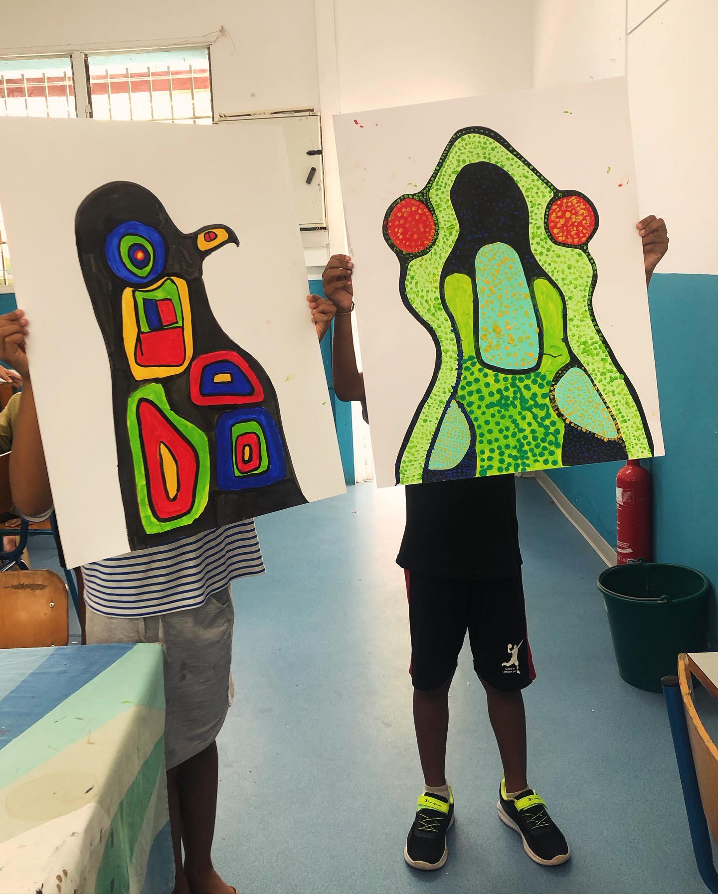 Avec 10 classes, de Saint-Leu à Trois-Bassins, pendant quelques mois, on a observé, crayonné, imaginé, dessiné chaque poil de son long cou, chacune de ses écailles, peint chaque couleur de sa peau…
Les coulisses de l’arrosoir @leutempofestival
Et puis et puis…